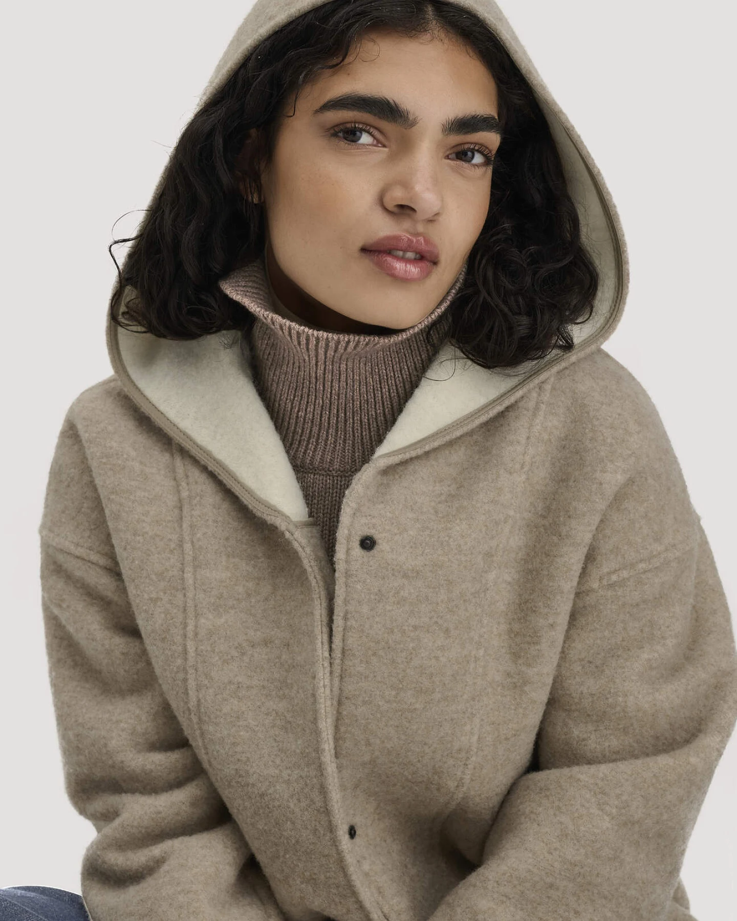 hessnatur Damen Rhönjacke Oversized aus Rhönwolle und Schurwolle - beige - Größe 42 – Ansicht 4