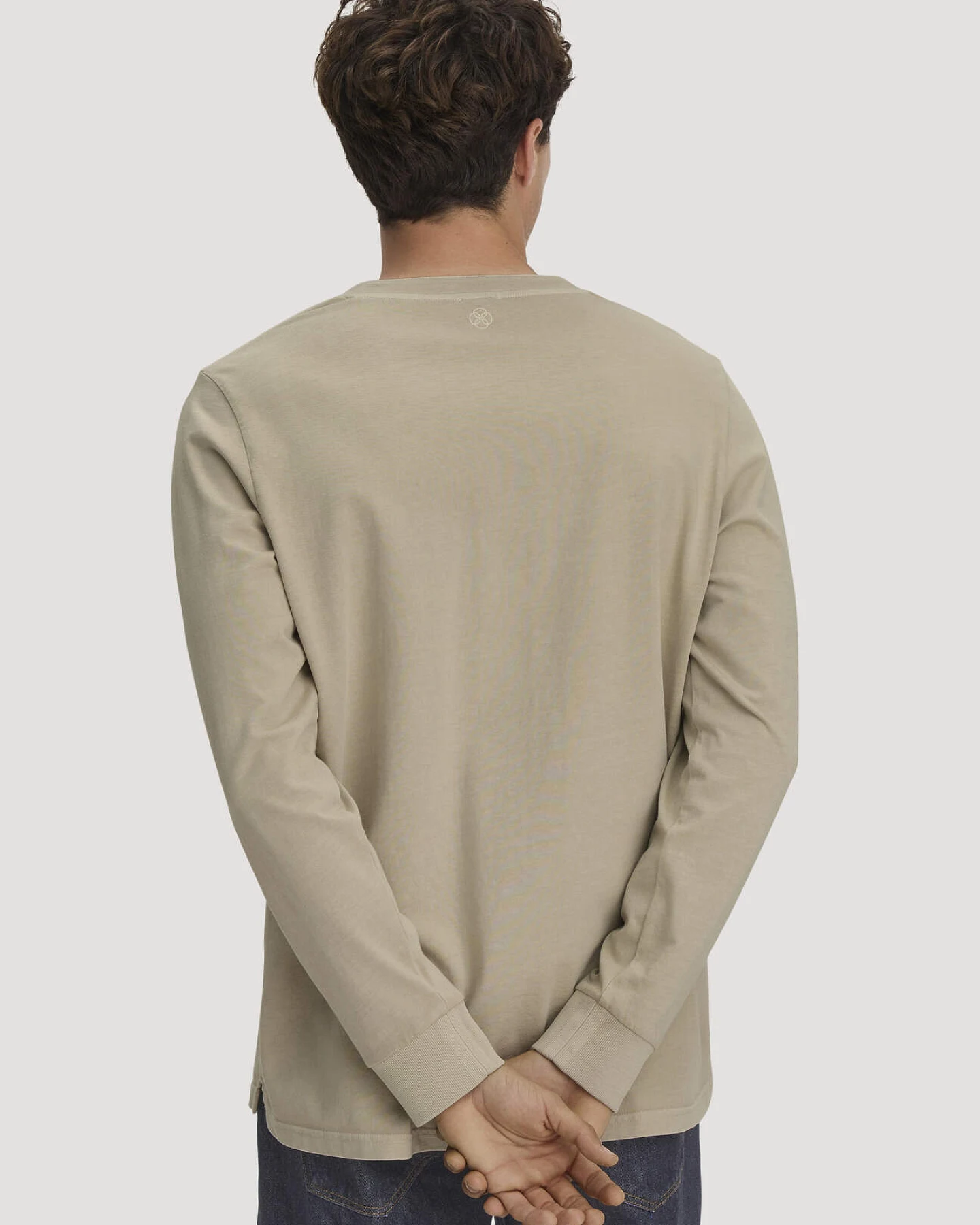 hessnatur Herren Henley Longsleeve Relaxed aus Bio-Baumwolle - beige - Größe 46 – Ansicht 3