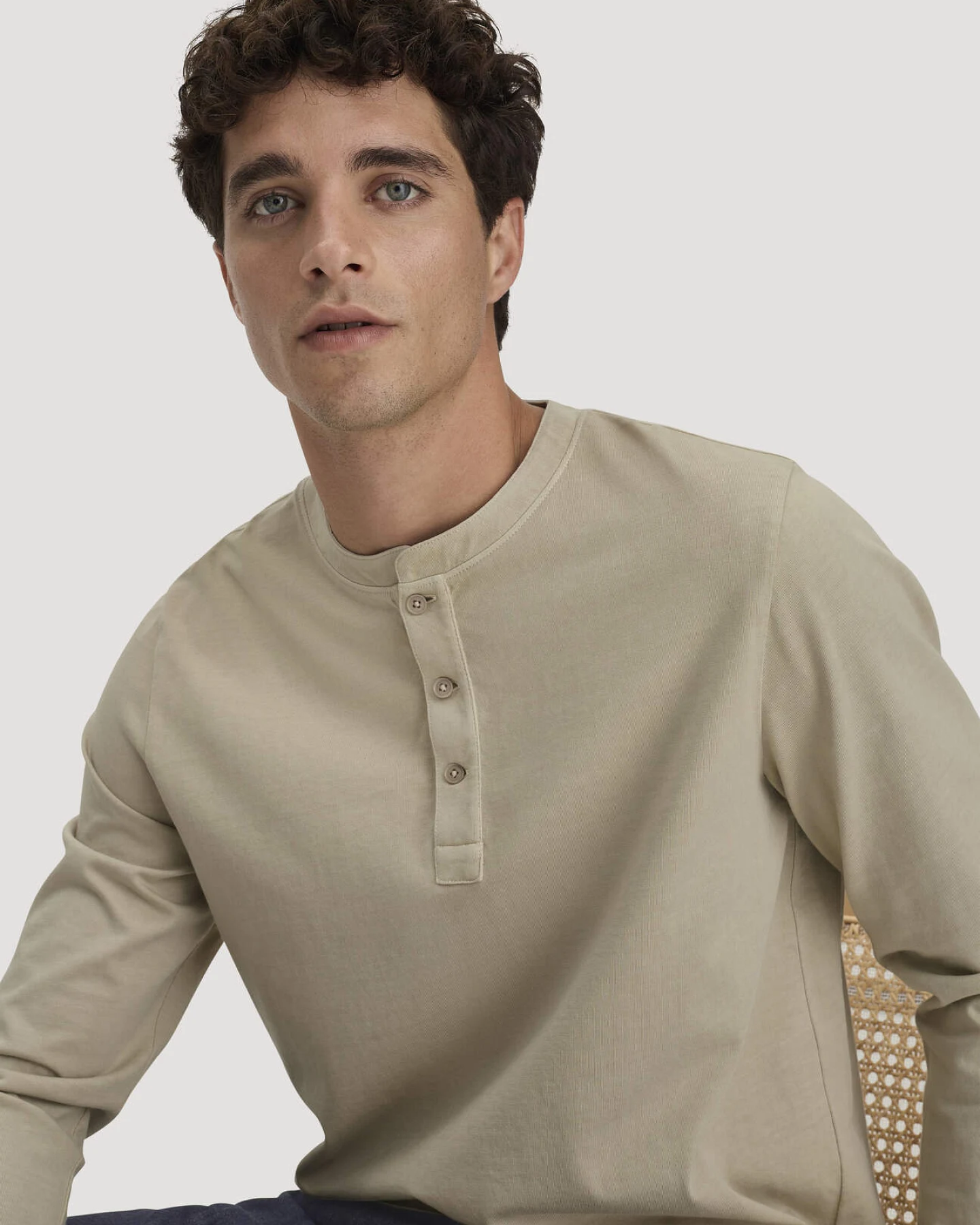hessnatur Herren Henley Longsleeve Relaxed aus Bio-Baumwolle - beige - Größe 50 – Ansicht 4
