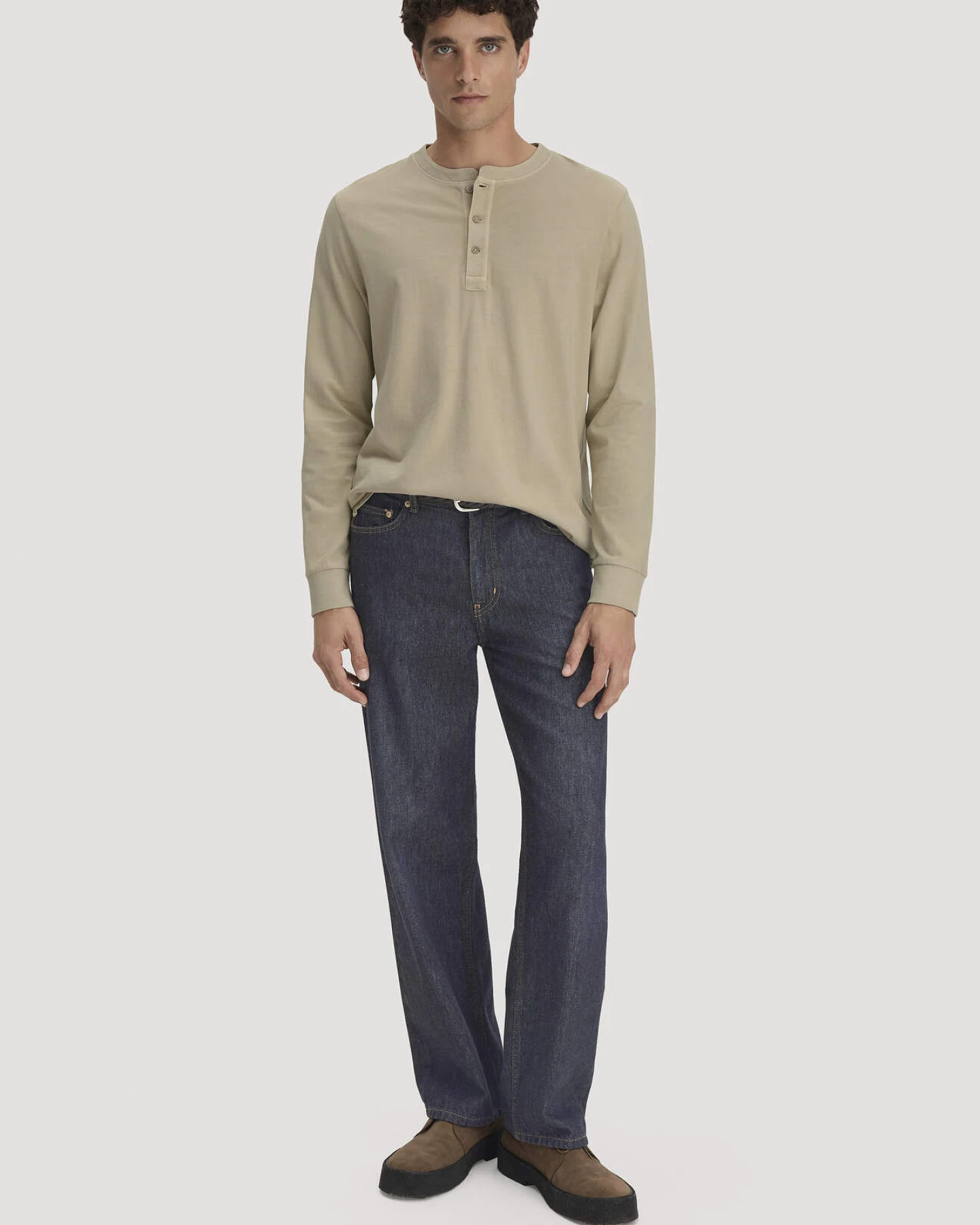 hessnatur Herren Henley Longsleeve Relaxed aus Bio-Baumwolle - beige - Größe 56 – Ansicht 2