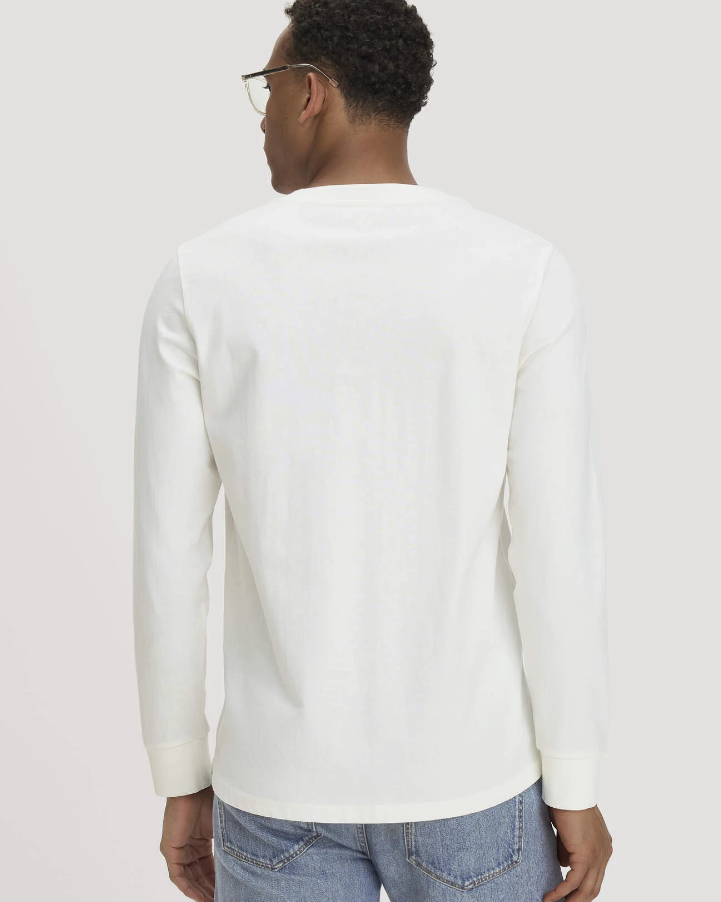 hessnatur Herren Henley Longsleeve Relaxed aus Bio-Baumwolle - weiß - Größe 46 – Ansicht 3