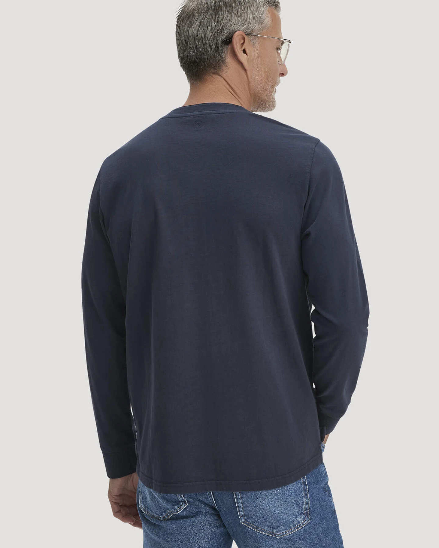 hessnatur Herren Henley Longsleeve Relaxed aus Bio-Baumwolle - blau - Größe 46 – Ansicht 3
