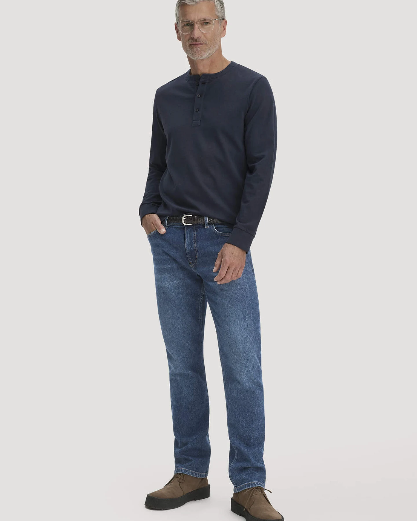 hessnatur Herren Henley Longsleeve Relaxed aus Bio-Baumwolle - blau - Größe 52 – Ansicht 2