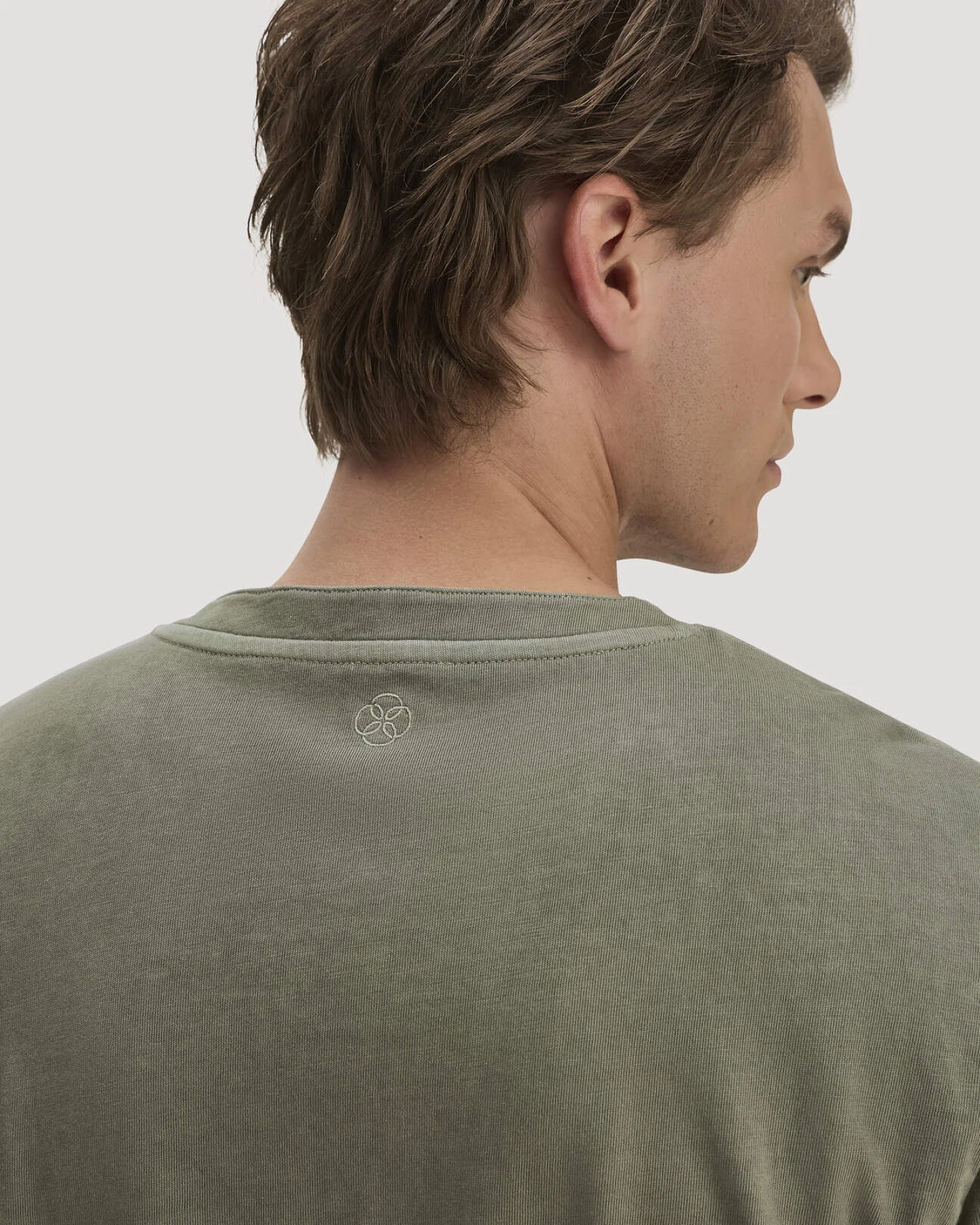 hessnatur Herren Henley Longsleeve Relaxed aus Bio-Baumwolle - grün - Größe 46 – Ansicht 4