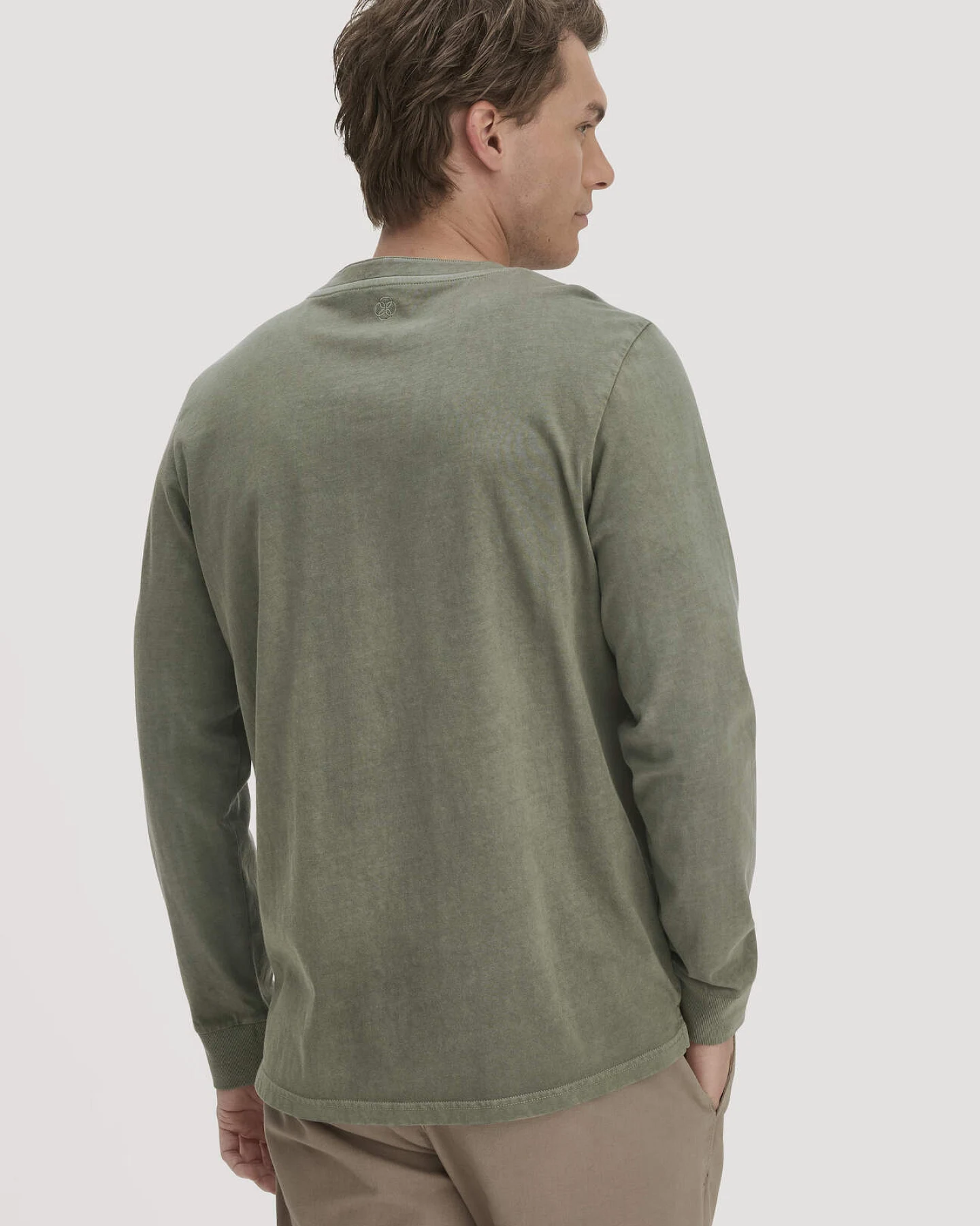 hessnatur Herren Henley Longsleeve Relaxed aus Bio-Baumwolle - grün - Größe 48 – Ansicht 3