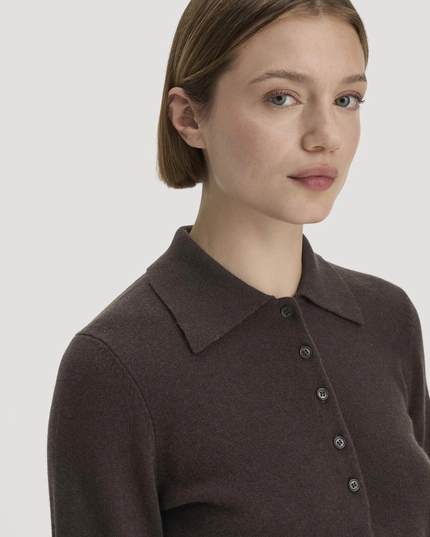 hessnatur Damen Polo-Pullover Regular aus Bio-Schurwolle mit Cahsmere - braun - Größe L – Ansicht 4