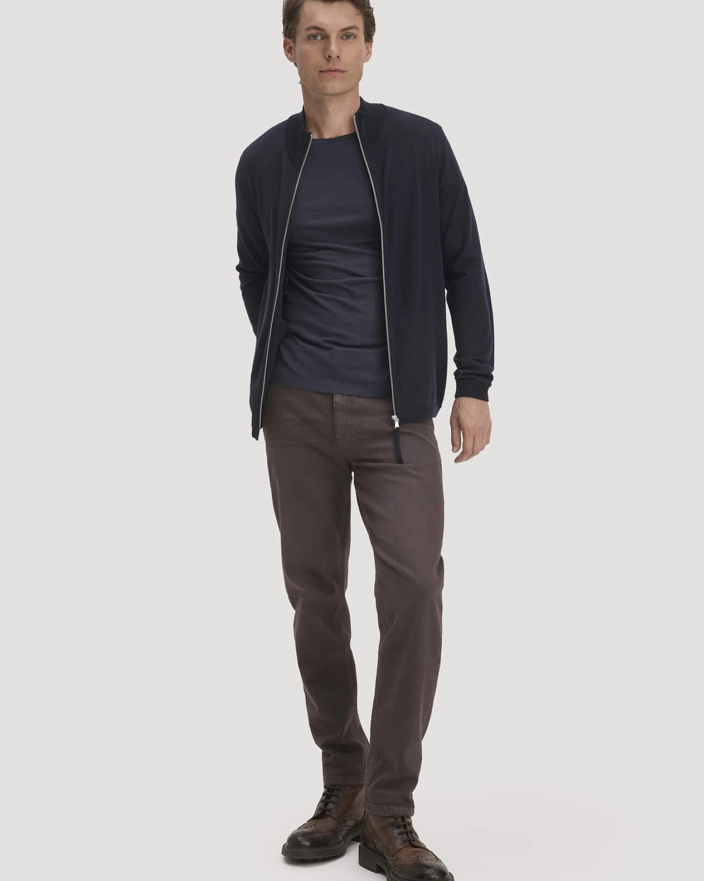 hessnatur Herren Strickjacke Regular aus Bio-Merinowolle - blau - Größe S – Ansicht 2