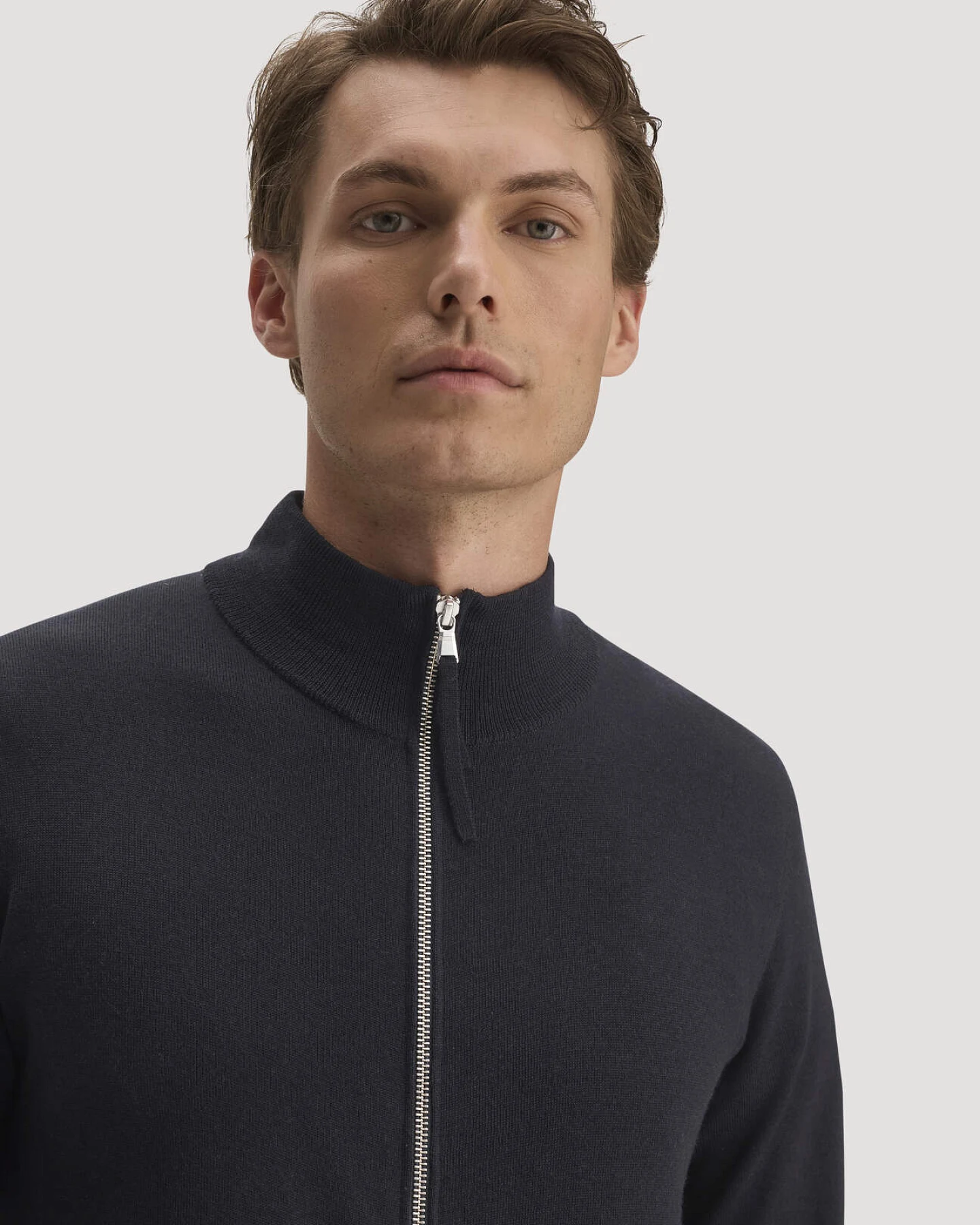 hessnatur Herren Strickjacke Regular aus Bio-Merinowolle - blau - Größe XXL – Ansicht 4