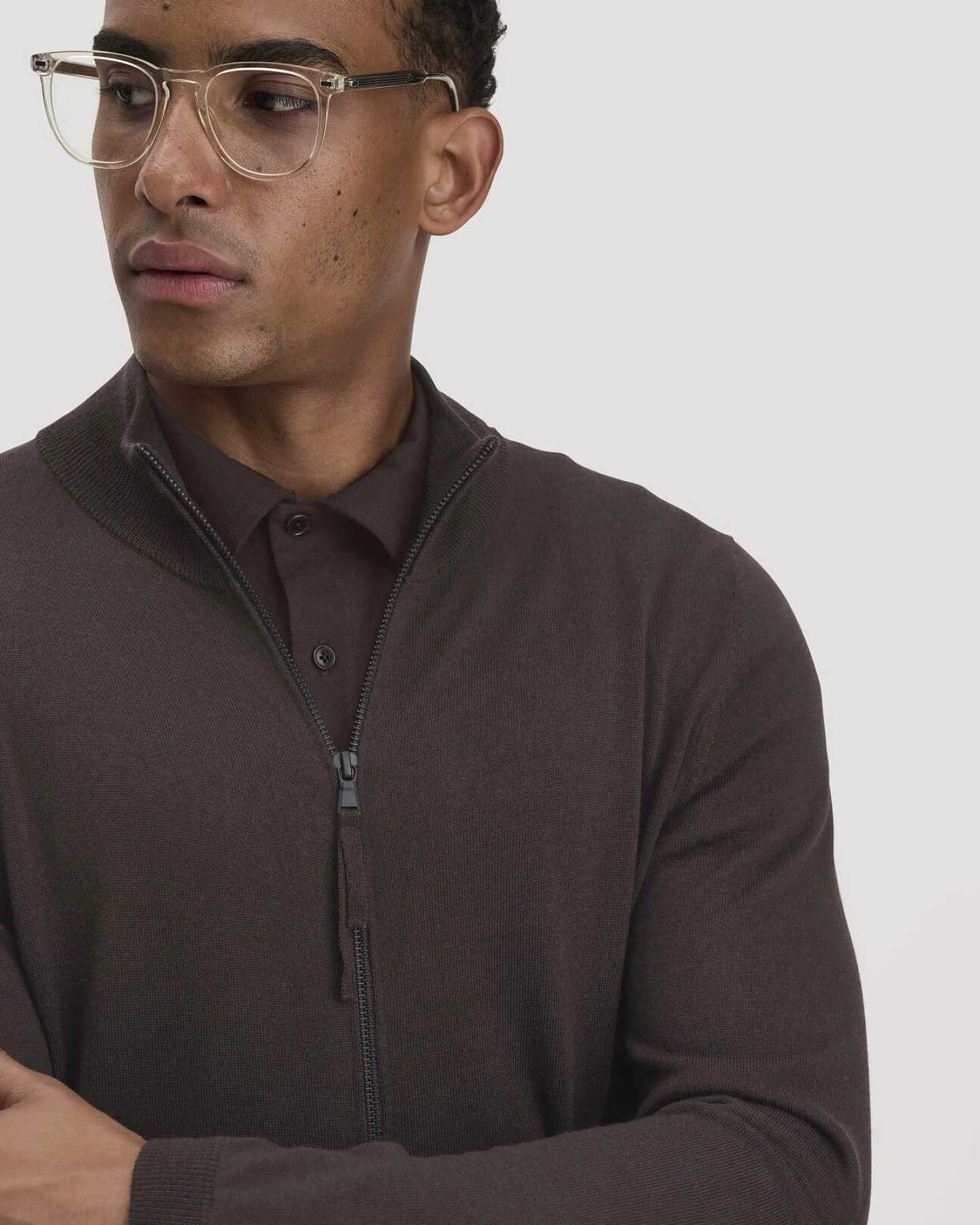 hessnatur Herren Strickjacke Regular aus Bio-Merinowolle - braun - Größe L – Ansicht 4
