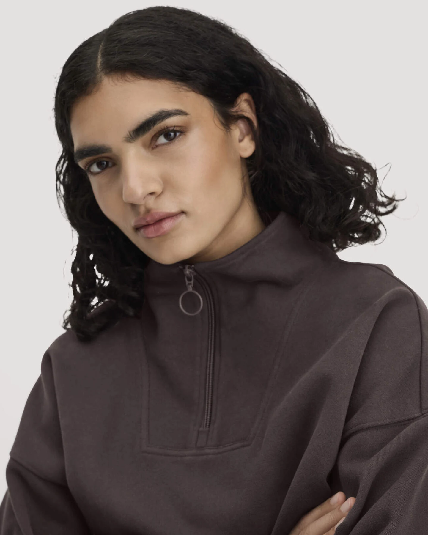 hessnatur Damen Troyer-Sweatshirt Oversize aus Bio-Baumwolle mit recycelter Baumwolle - braun - Größe L – Ansicht 4