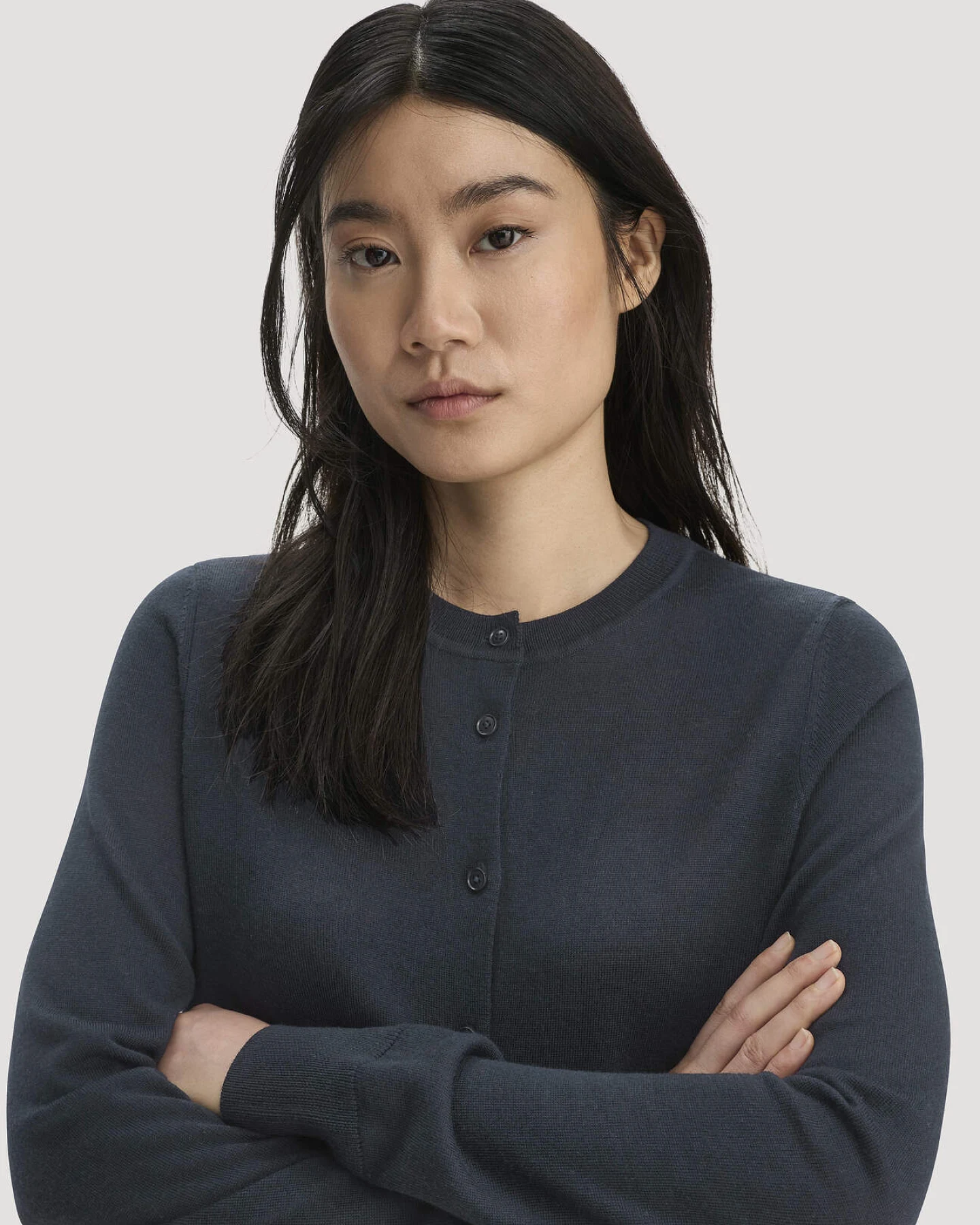 hessnatur Damen Strickjacke Regular aus Merino-Schurwolle - blau - Größe L – Ansicht 4