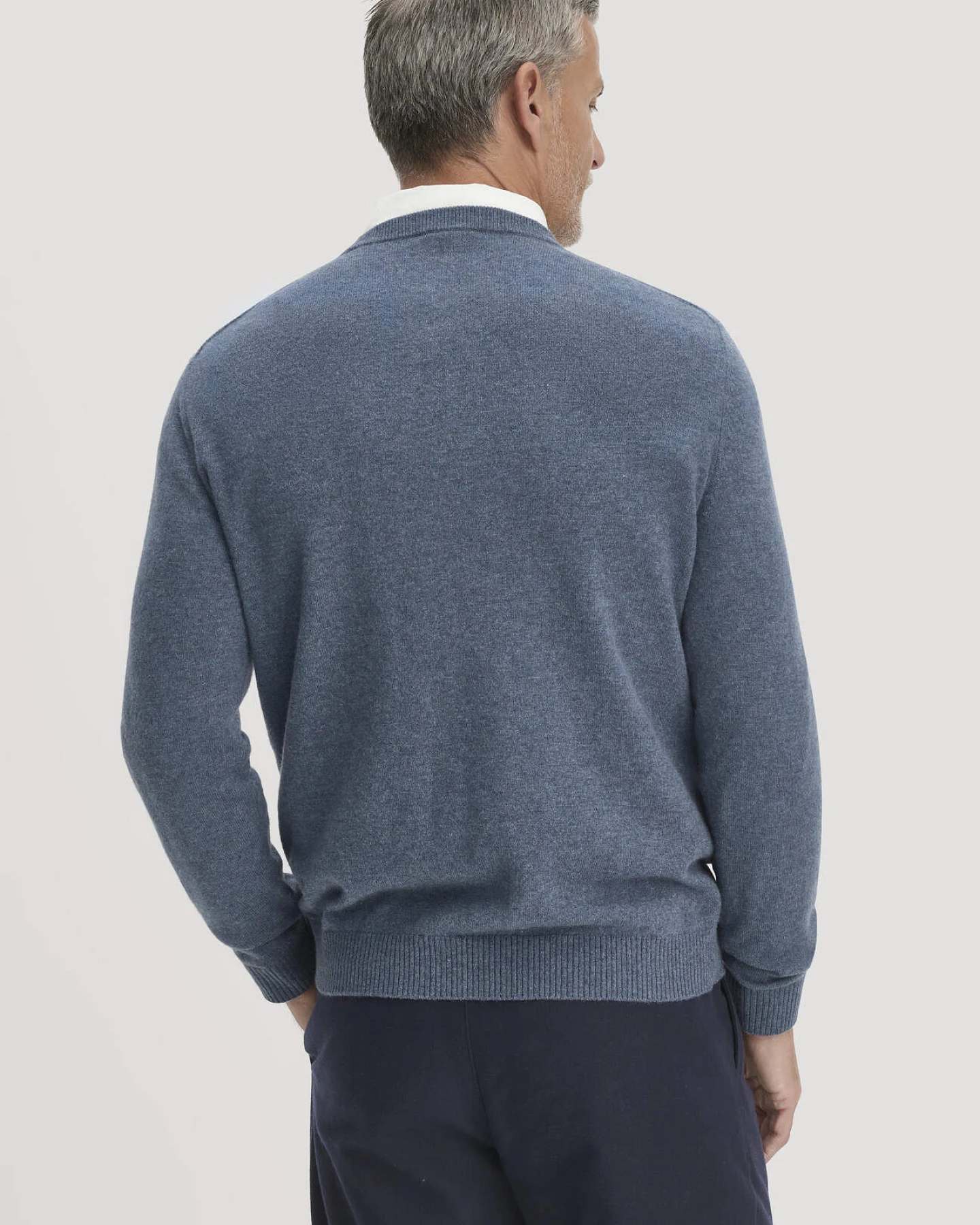 hessnatur Herren Strickpullover Regular BETTER RECYCLING mit recyceltem Cashmere - blau - Größe L – Ansicht 3