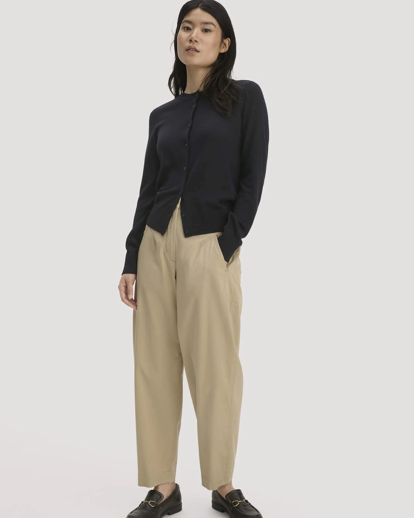 hessnatur Damen Strickjacke Regular aus Merino-Schurwolle - schwarz - Größe L – Ansicht 2
