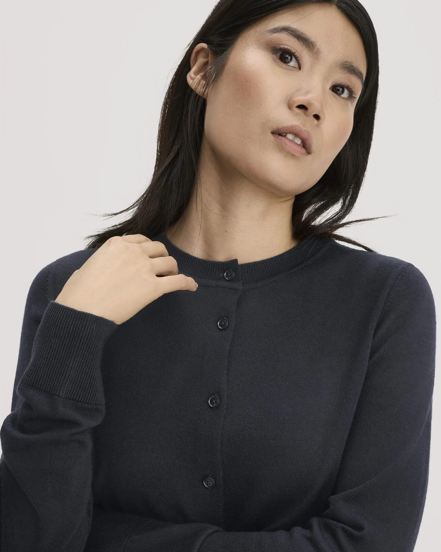 hessnatur Damen Strickjacke Regular aus Merino-Schurwolle - schwarz - Größe M – Ansicht 4