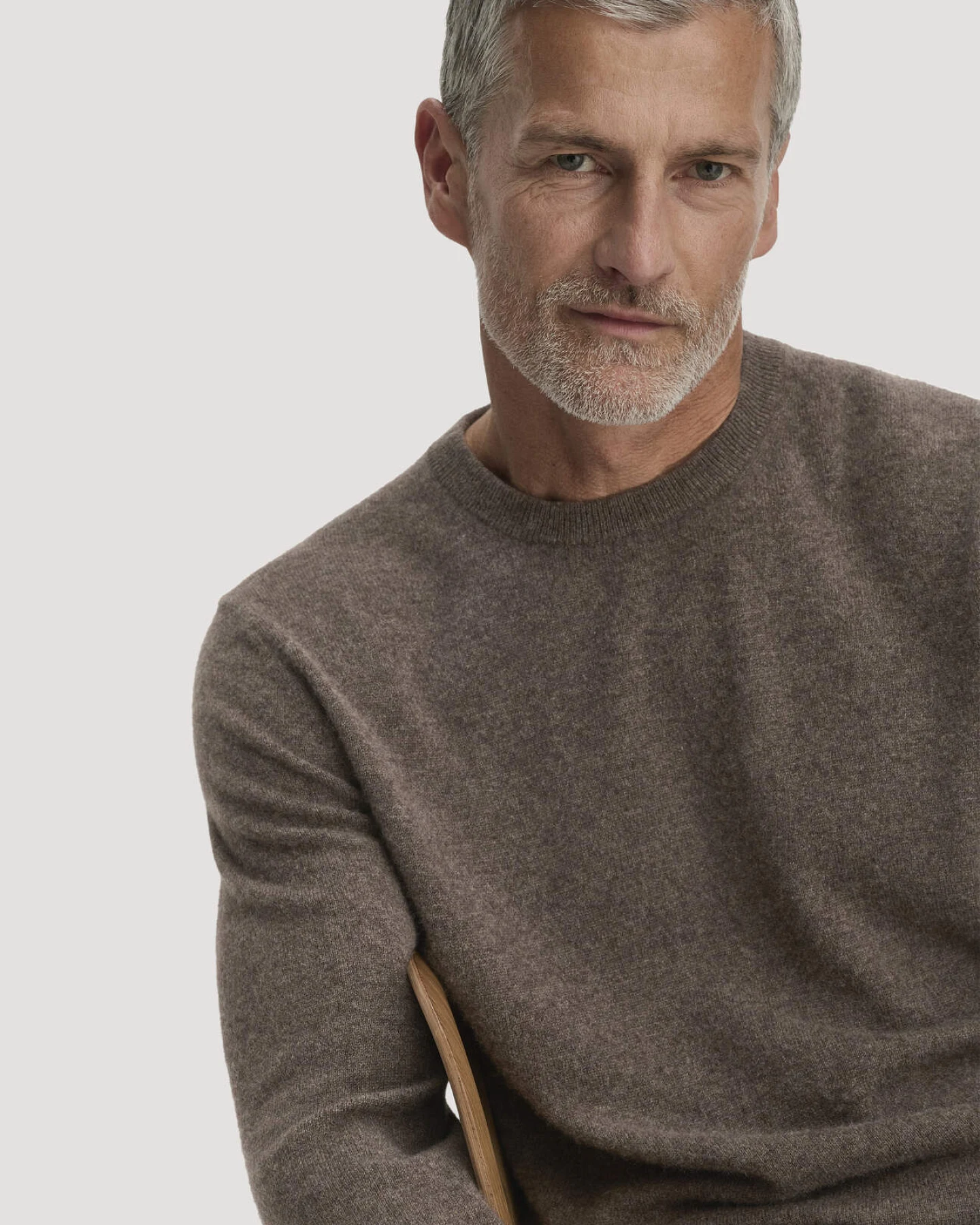 hessnatur Herren Strickpullover Regular BETTER RECYCLING mit recyceltem Cashmere - braun - Größe L – Ansicht 4