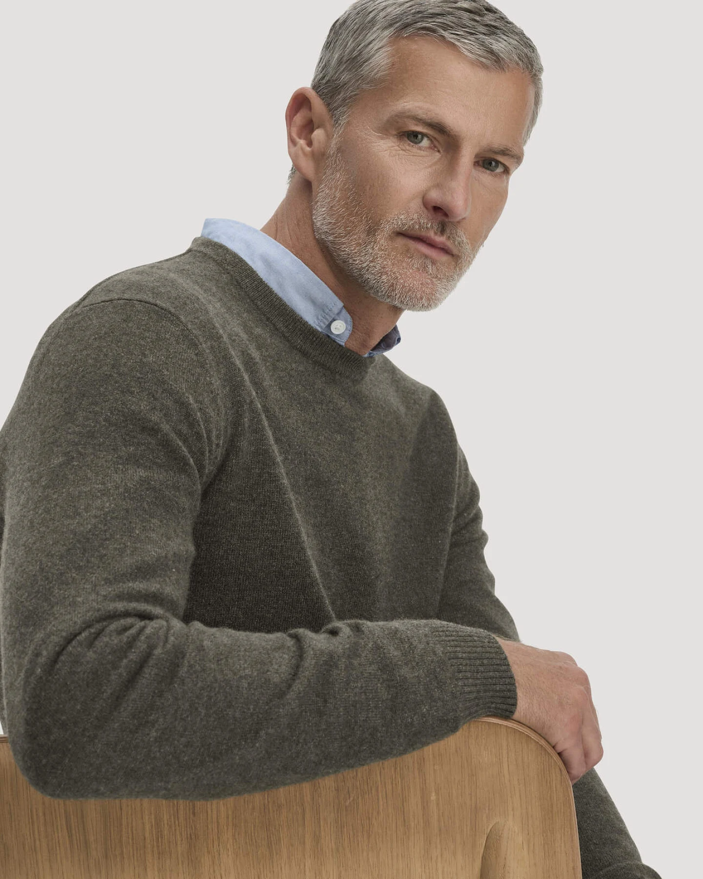 hessnatur Herren Strickpullover Regular BETTER RECYCLING mit recyceltem Cashmere - grün - Größe S – Ansicht 4