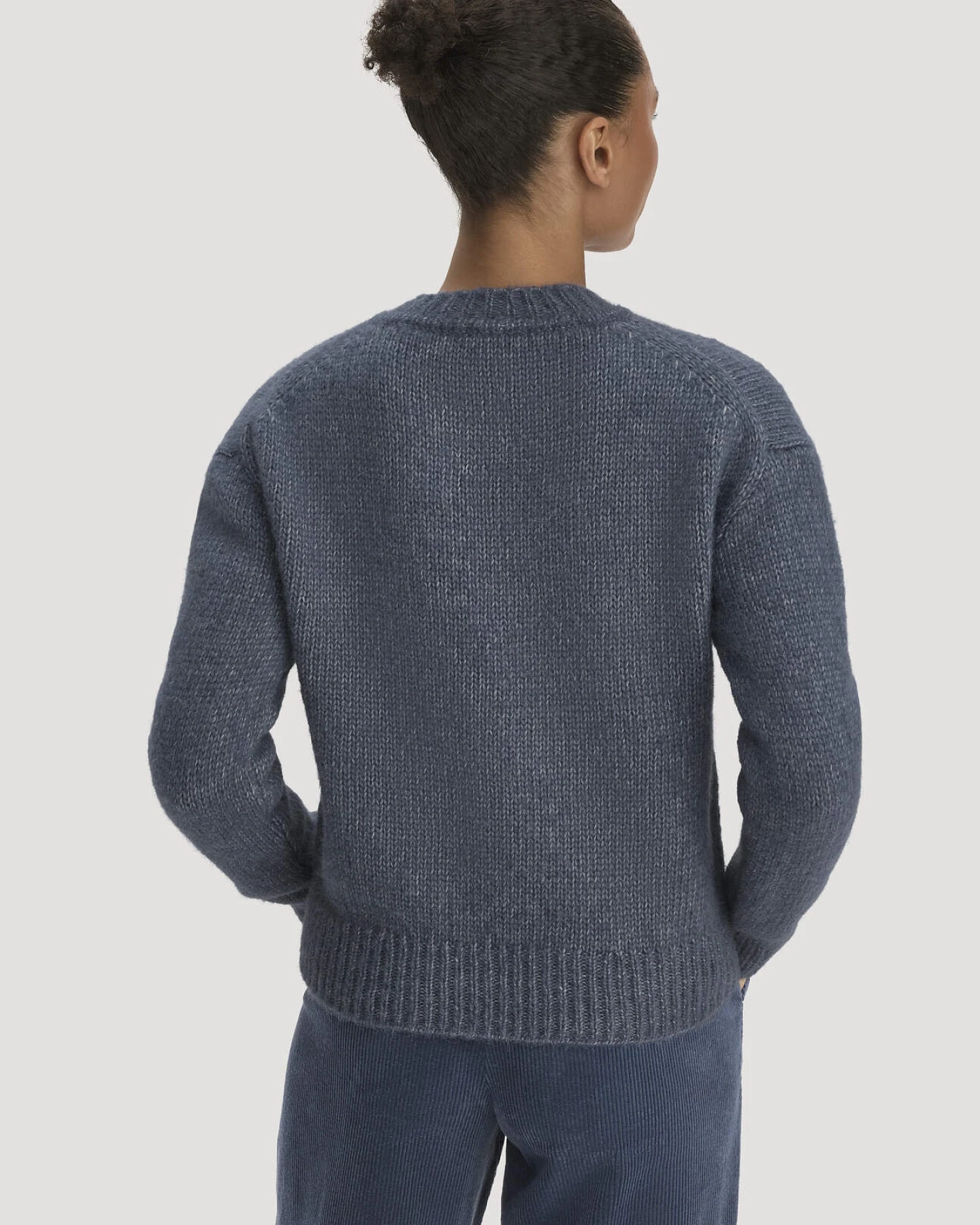 hessnatur Damen Strickjacke Relaxed aus Alpaka und Bio-Baumwolle - blau - Größe L – Ansicht 3