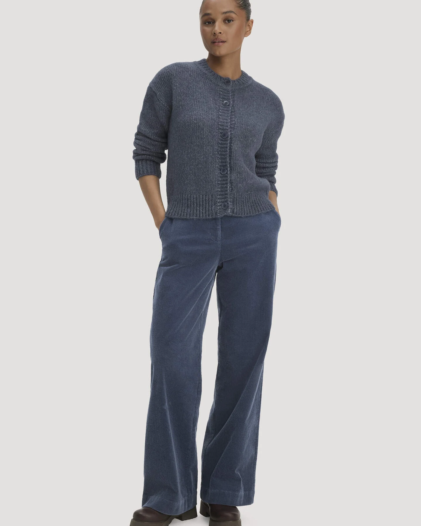 hessnatur Damen Strickjacke Relaxed aus Alpaka und Bio-Baumwolle - blau - Größe XL – Ansicht 2