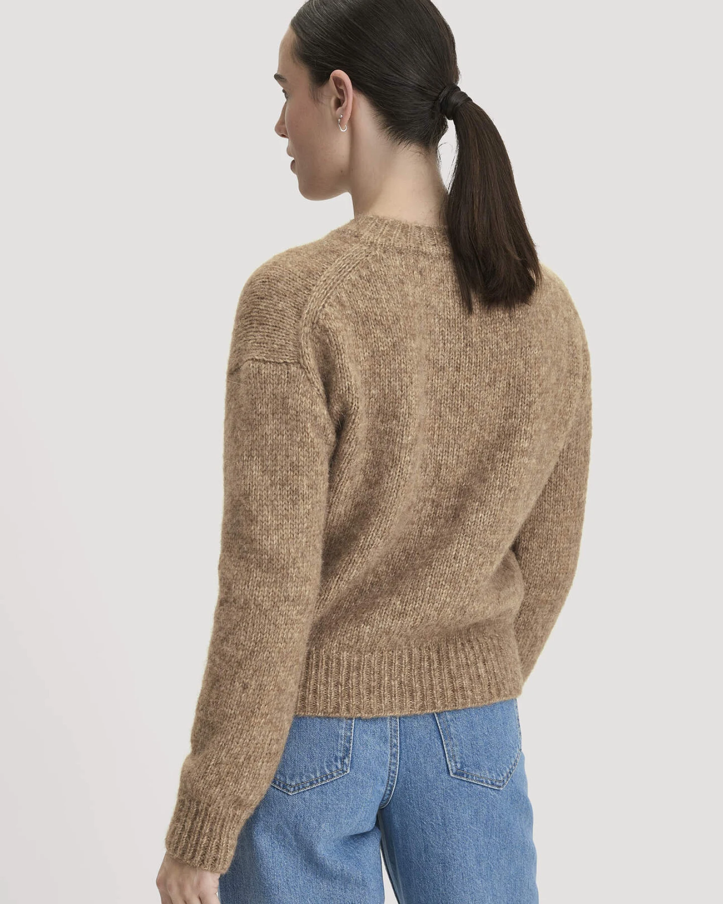 hessnatur Damen Strickjacke Relaxed aus Alpaka und Bio-Baumwolle - braun - Größe L – Ansicht 3