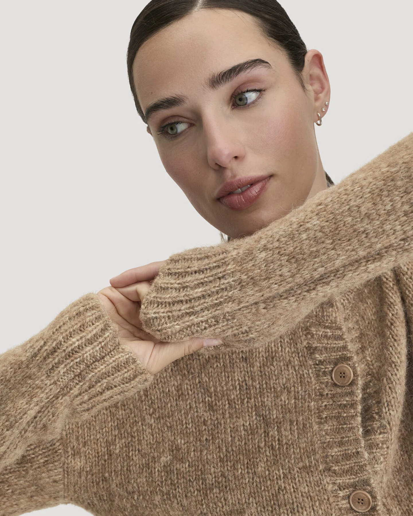hessnatur Damen Strickjacke Relaxed aus Alpaka und Bio-Baumwolle - braun - Größe L – Ansicht 4