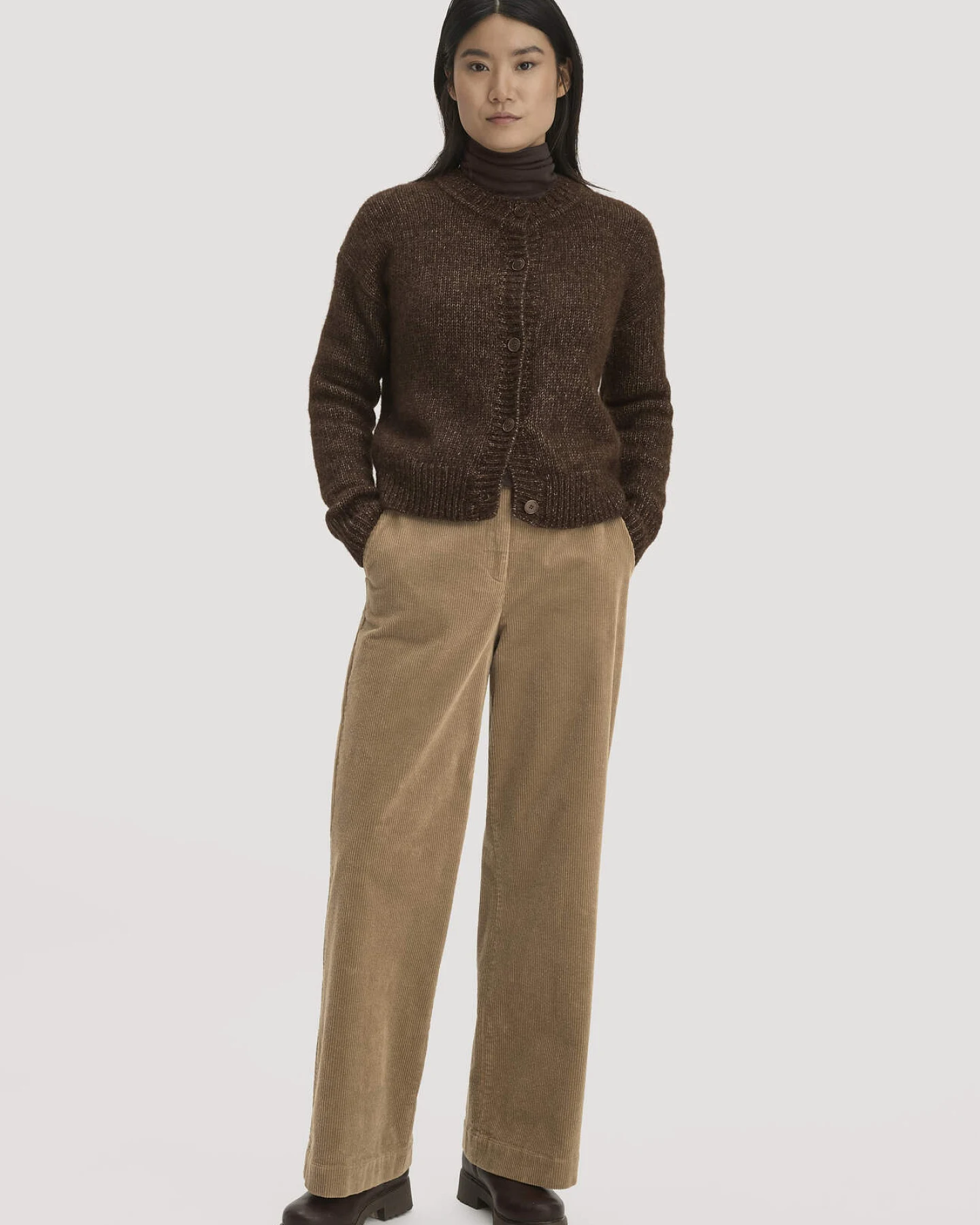 hessnatur Damen Strickjacke Relaxed aus Alpaka und Bio-Baumwolle - braun - Größe L – Ansicht 2