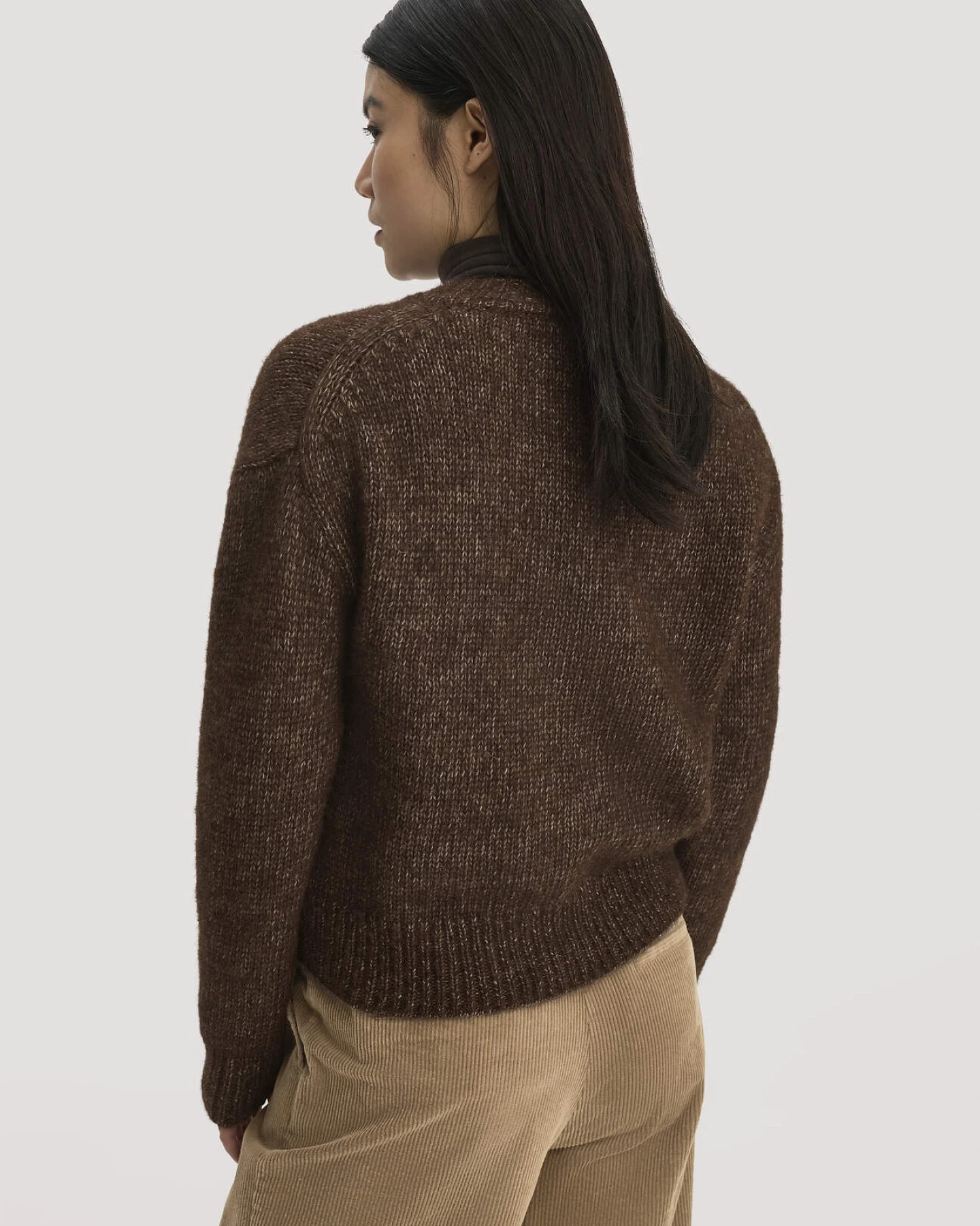 hessnatur Damen Strickjacke Relaxed aus Alpaka und Bio-Baumwolle - braun - Größe L – Ansicht 3