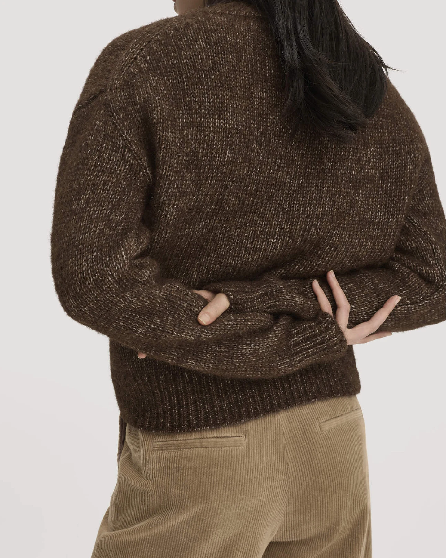 hessnatur Damen Strickjacke Relaxed aus Alpaka und Bio-Baumwolle - braun - Größe L – Ansicht 4