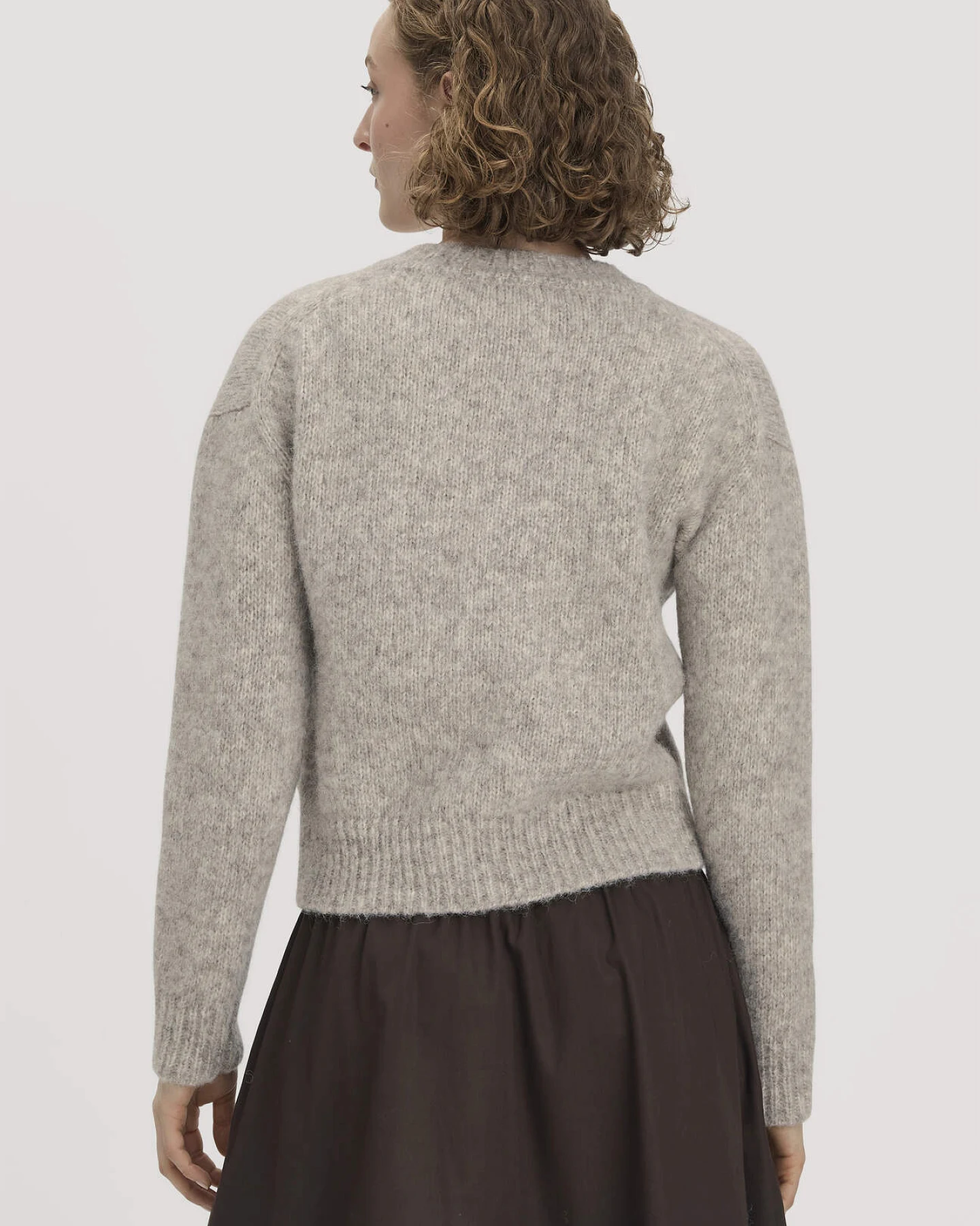 hessnatur Damen Strickjacke Relaxed aus Alpaka und Bio-Baumwolle - grau - Größe S – Ansicht 3