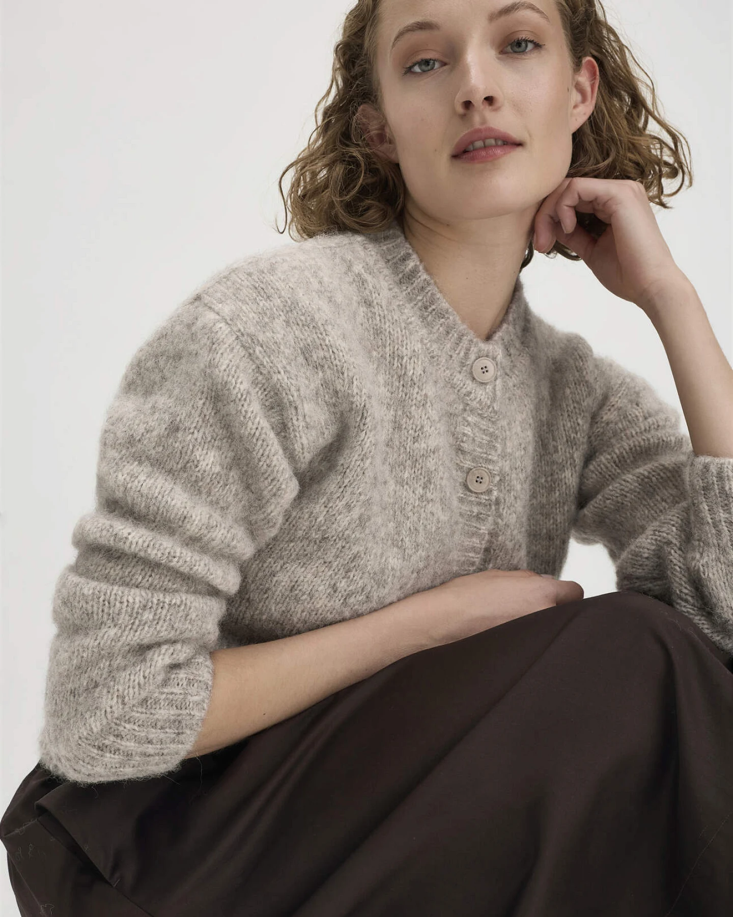 hessnatur Damen Strickjacke Relaxed aus Alpaka und Bio-Baumwolle - grau - Größe S – Ansicht 4