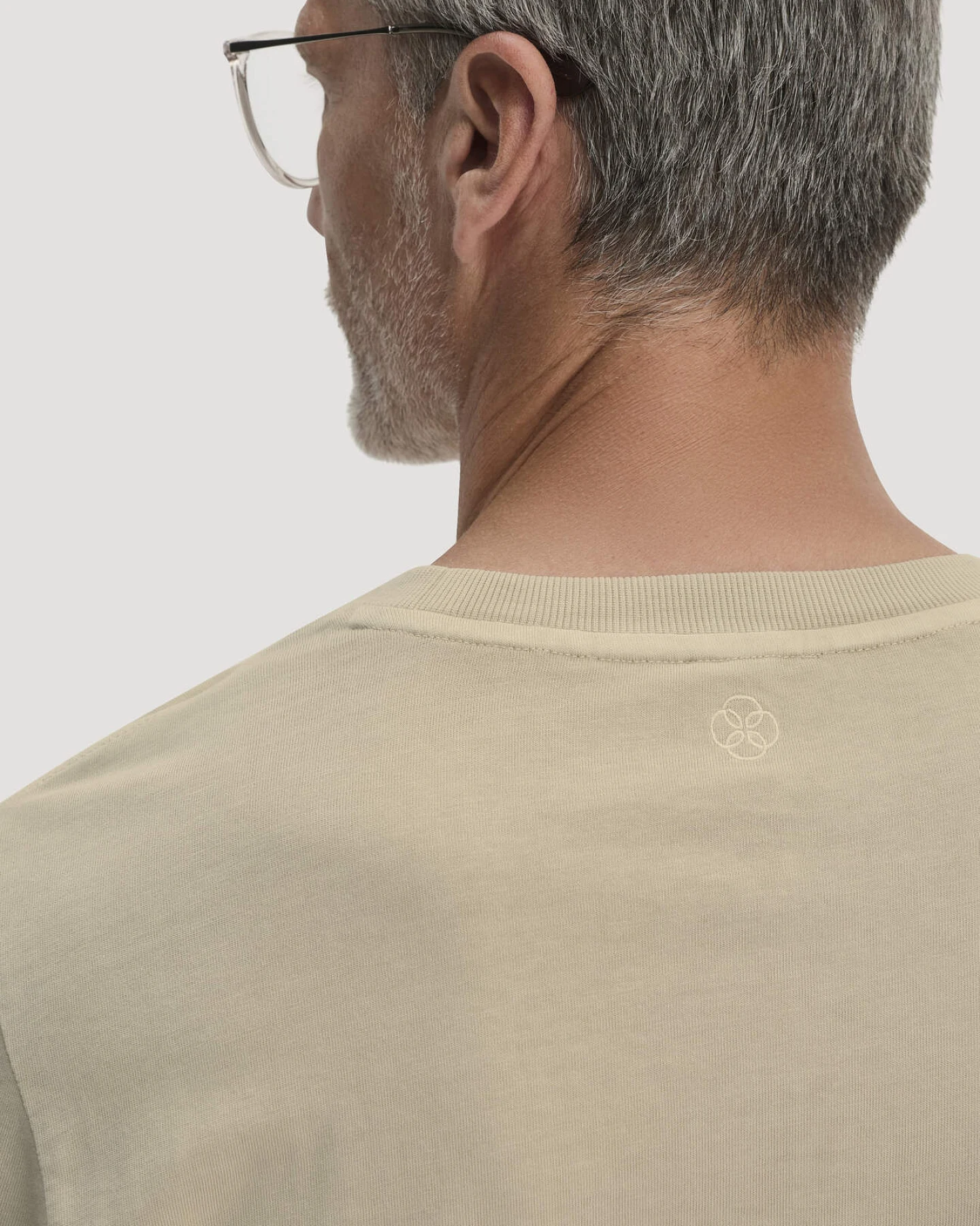 hessnatur Herren Heavy Jersey Longsleeve Relaxed aus Bio-Baumwolle - beige - Größe 50 – Ansicht 4