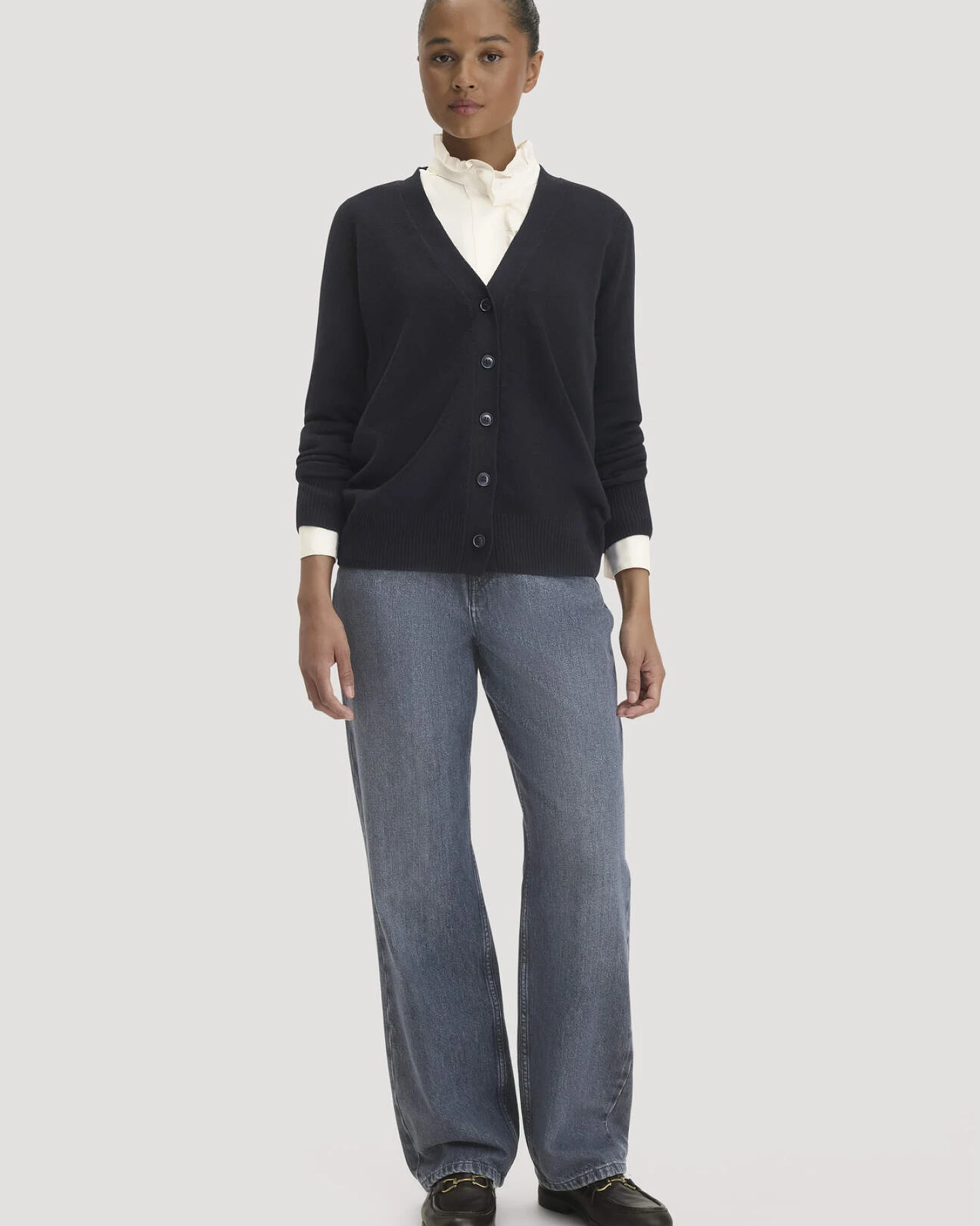 hessnatur Damen Strickjacke Relaxed aus Bio-Schurwolle mit Cashmere - schwarz - Größe L – Ansicht 2