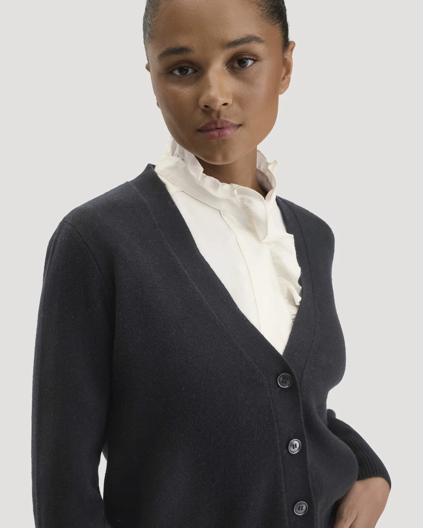 hessnatur Damen Strickjacke Relaxed aus Bio-Schurwolle mit Cashmere - schwarz - Größe XXL – Ansicht 4