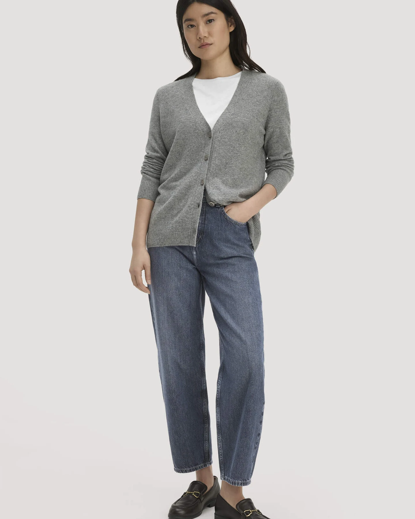 hessnatur Damen Strickjacke Relaxed aus Bio-Schurwolle mit Cashmere - grau - Größe L – Ansicht 2