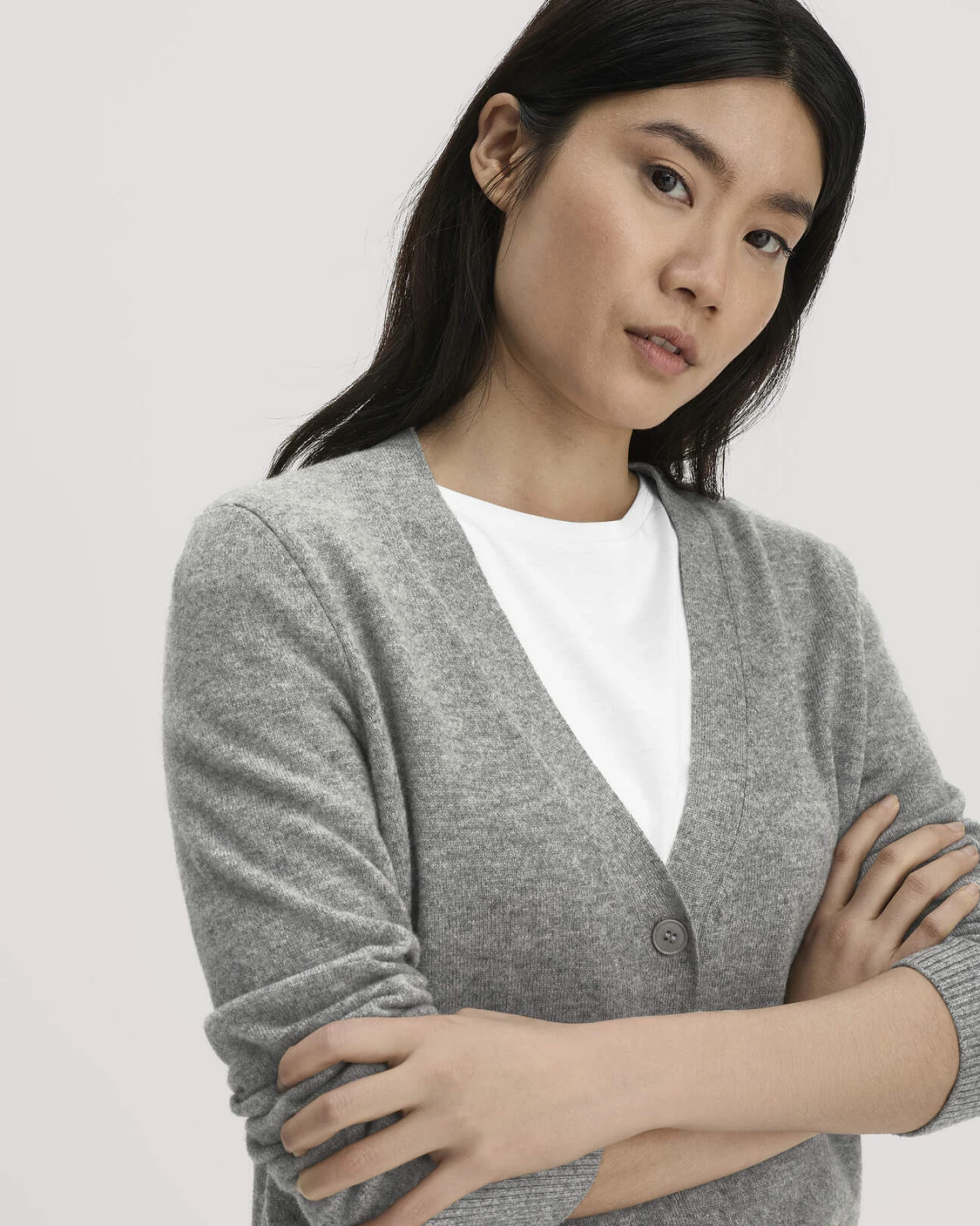 hessnatur Damen Strickjacke Relaxed aus Bio-Schurwolle mit Cashmere - grau - Größe XS – Ansicht 4