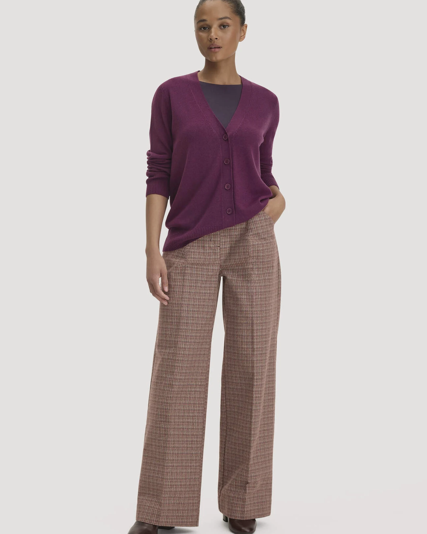 hessnatur Damen Strickjacke Relaxed aus Bio-Schurwolle mit Cashmere - rot - Größe L – Ansicht 2