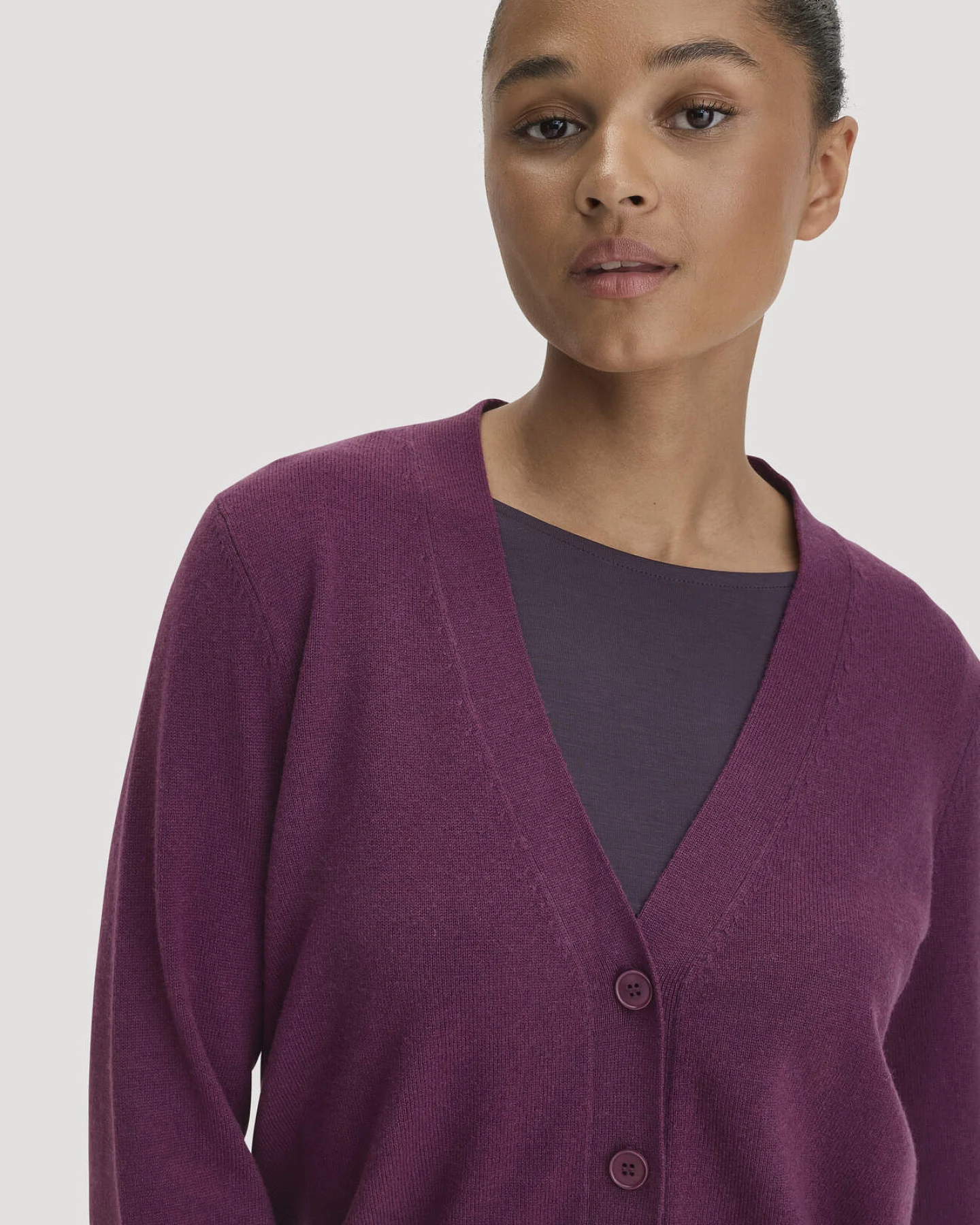 hessnatur Damen Strickjacke Relaxed aus Bio-Schurwolle mit Cashmere - rot - Größe L – Ansicht 4