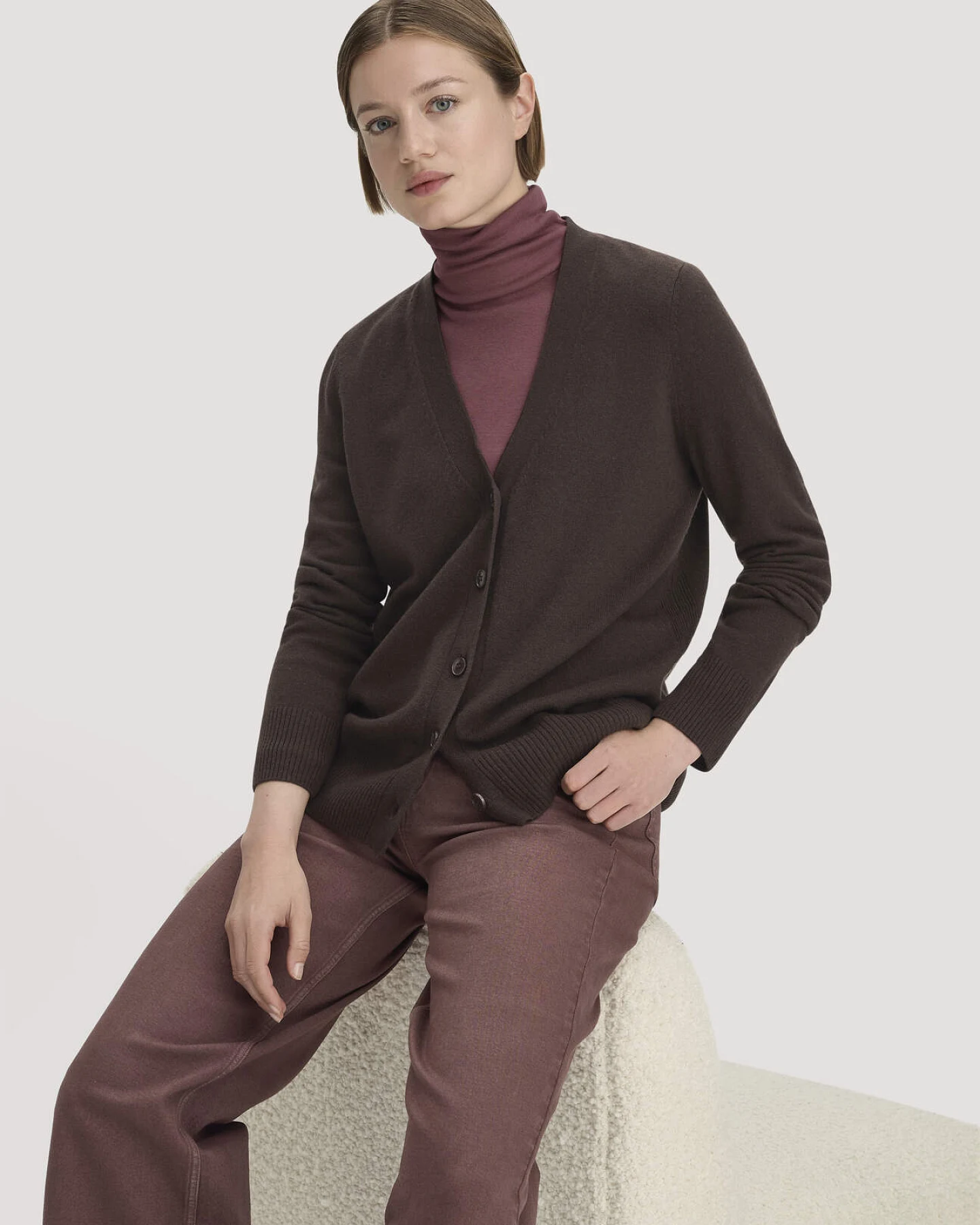 hessnatur Damen Strickjacke Relaxed aus Bio-Schurwolle mit Cashmere - braun - Größe L – Ansicht 4