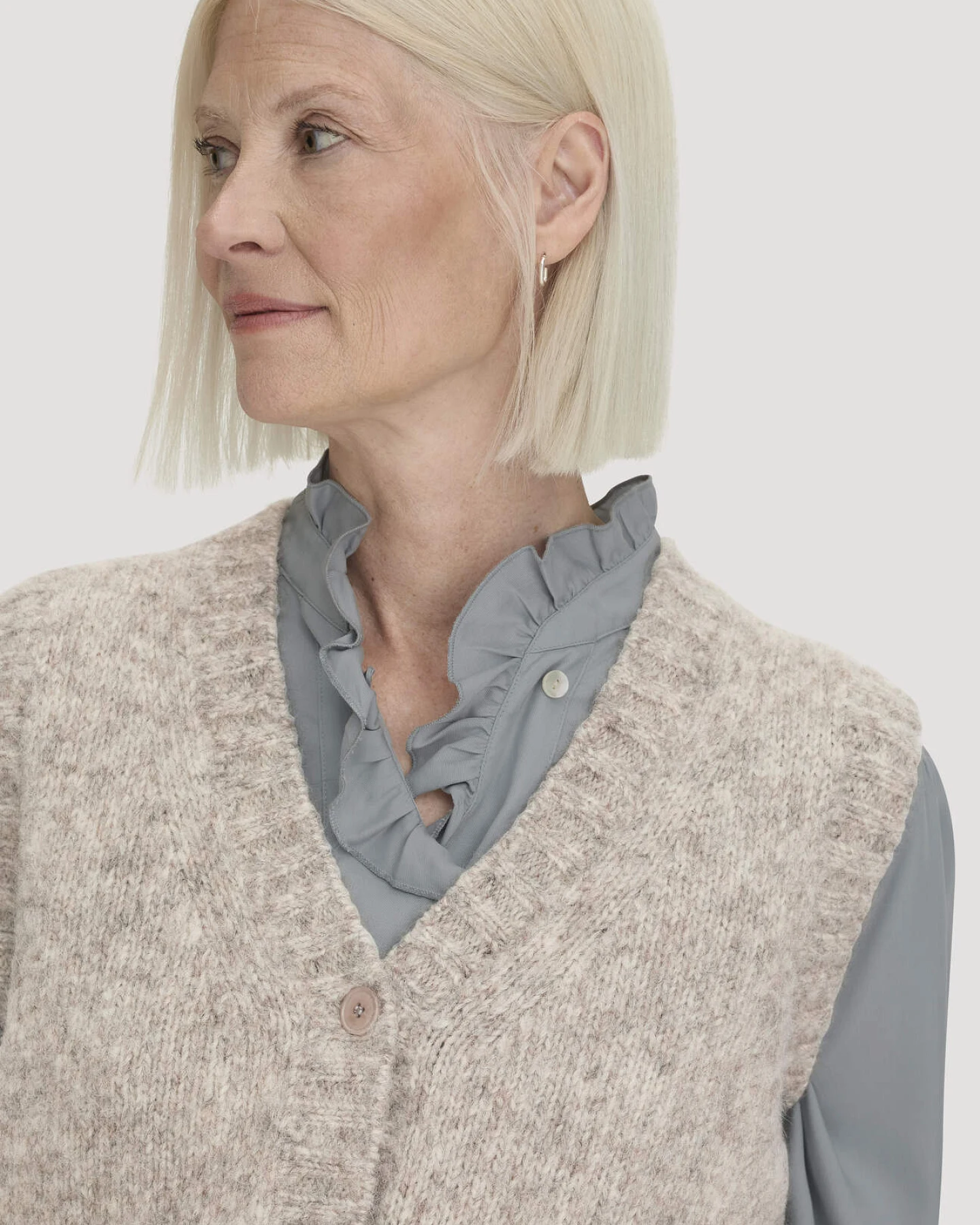 hessnatur Damen Strickweste Relaxed aus Alpaka und Bio-Baumwolle - grau - Größe XS – Ansicht 4