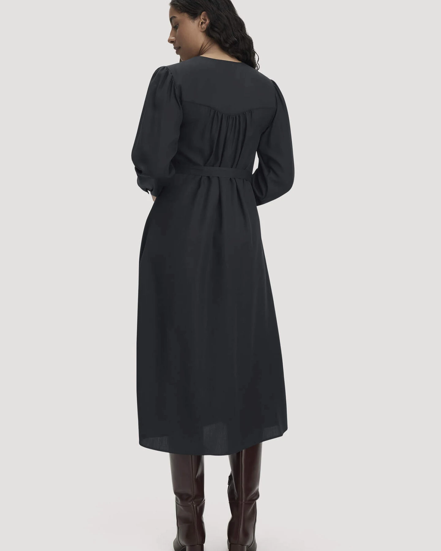 hessnatur Damen Kleid Midi Regular aus TENCEL™ Lyocell - schwarz - Größe 42 – Ansicht 2