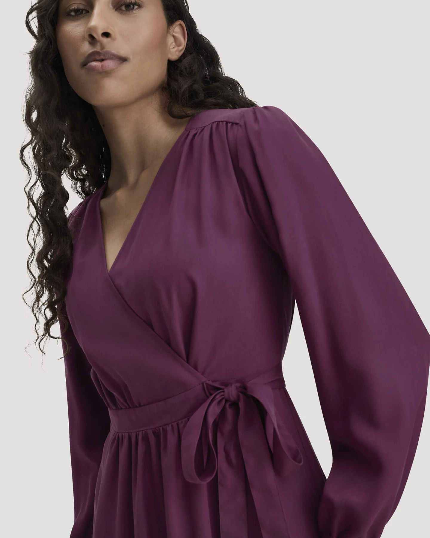 hessnatur Damen Kleid Midi Regular aus TENCEL™ Lyocell - rot - Größe 42 – Ansicht 3