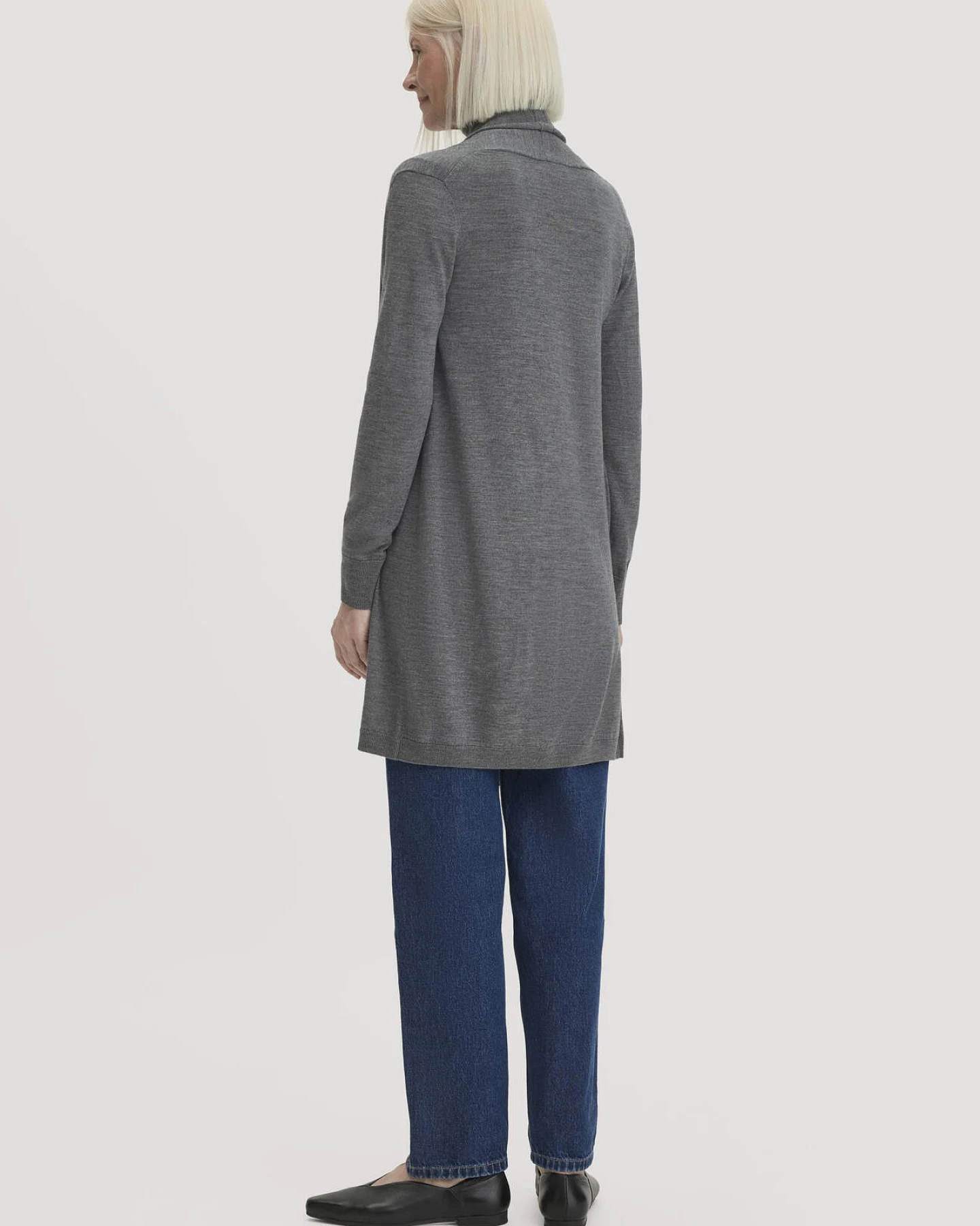 hessnatur Damen Strickjacke Regular aus Bio-Merinowolle - grau - Größe XL – Ansicht 2