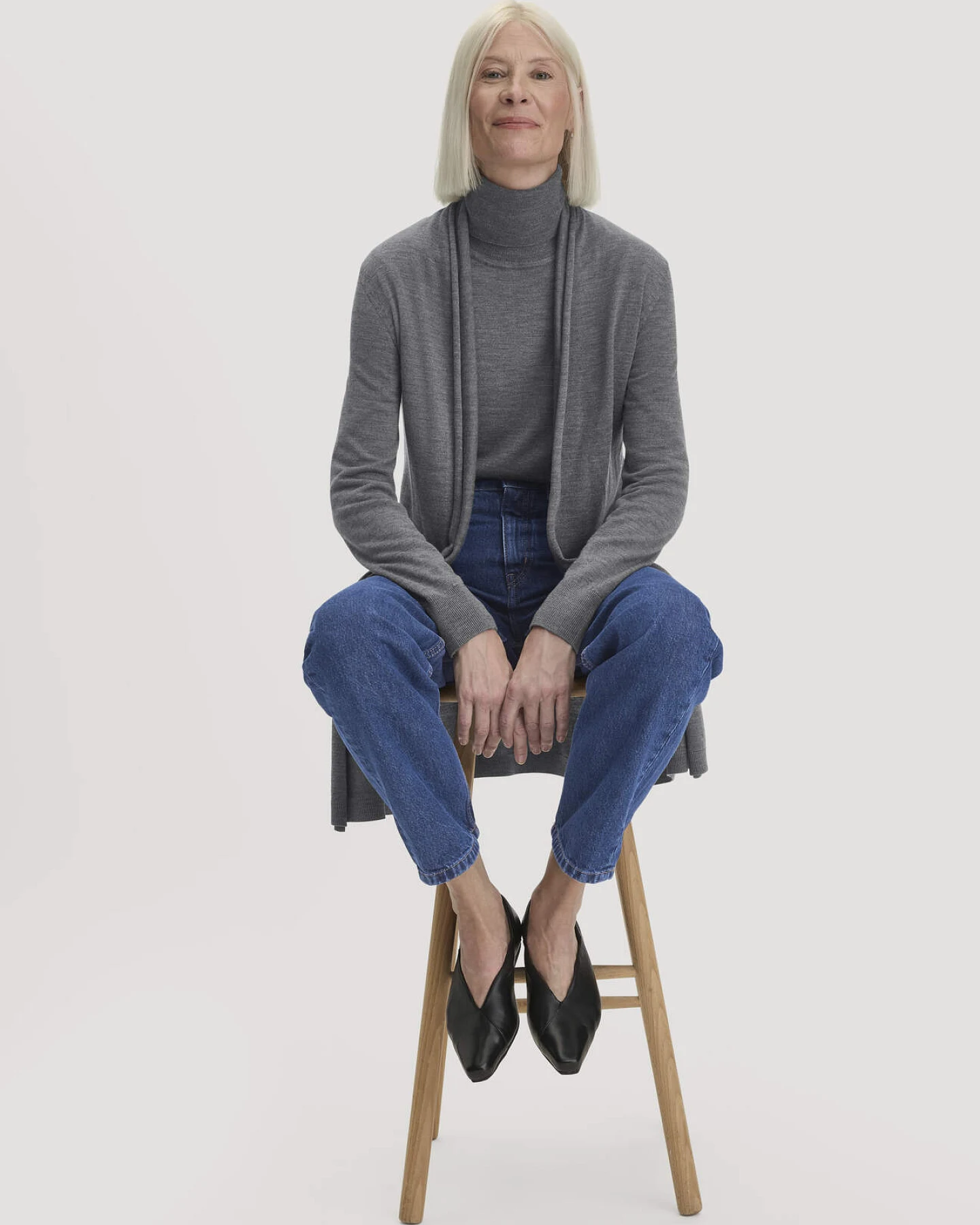 hessnatur Damen Strickjacke Regular aus Bio-Merinowolle - grau - Größe XL – Ansicht 4