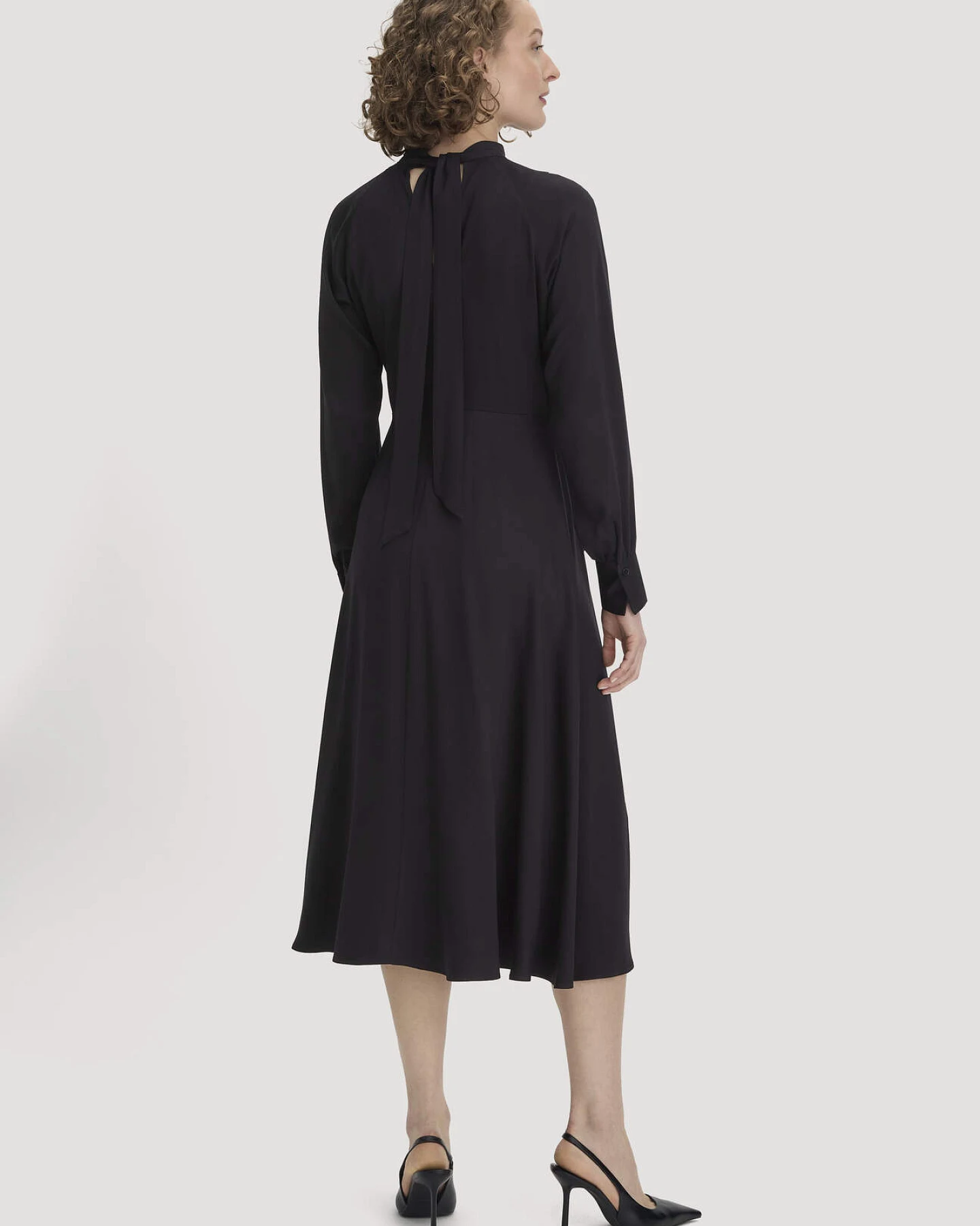 hessnatur Damen Kleid Midi tailliert aus LENZING™ ECOVERO™ Viskose - schwarz - Größe 42 – Ansicht 2