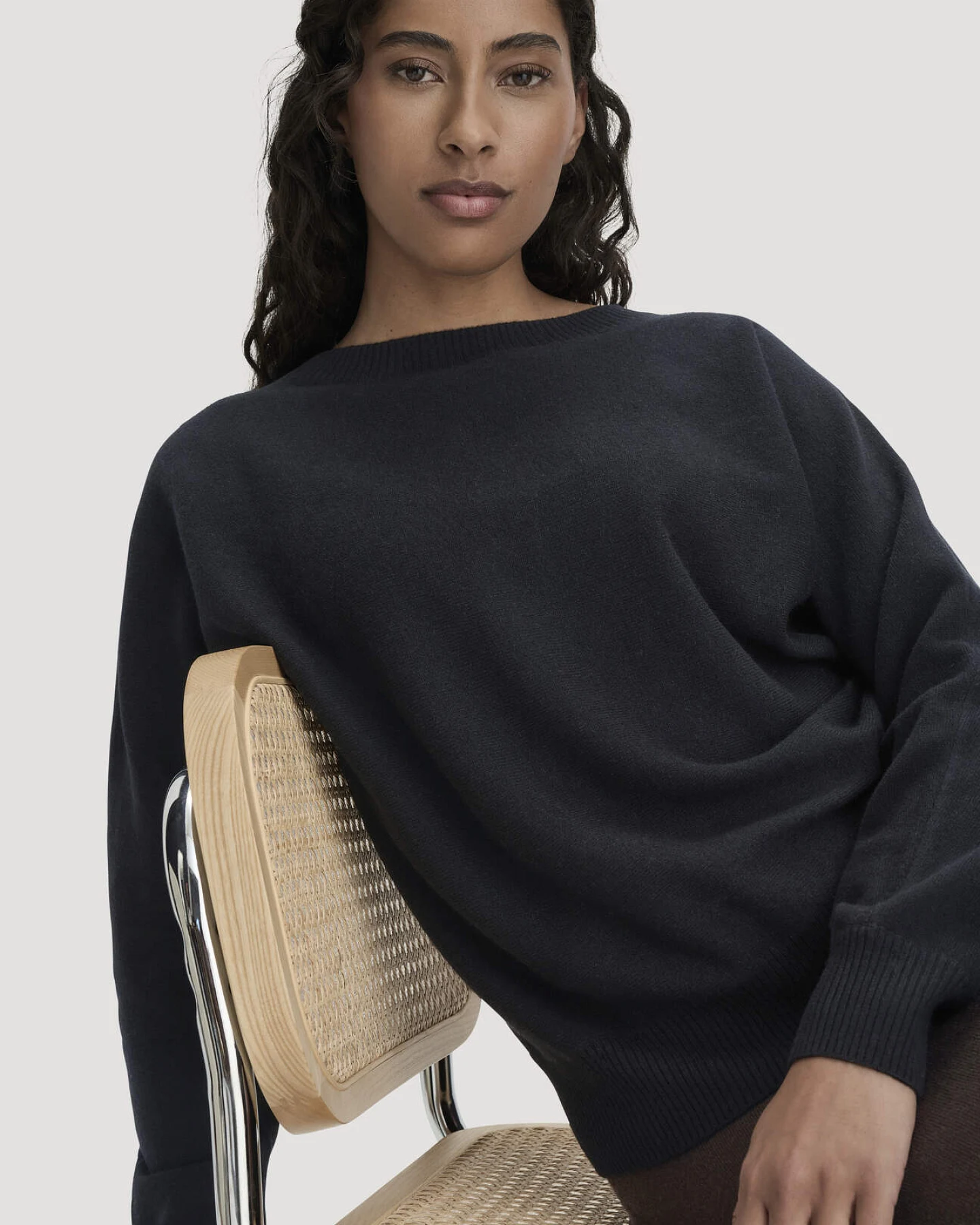 hessnatur Damen Pullover Relaxed aus Bio-Schurwolle mit Cashmere - schwarz - Größe XL – Ansicht 4