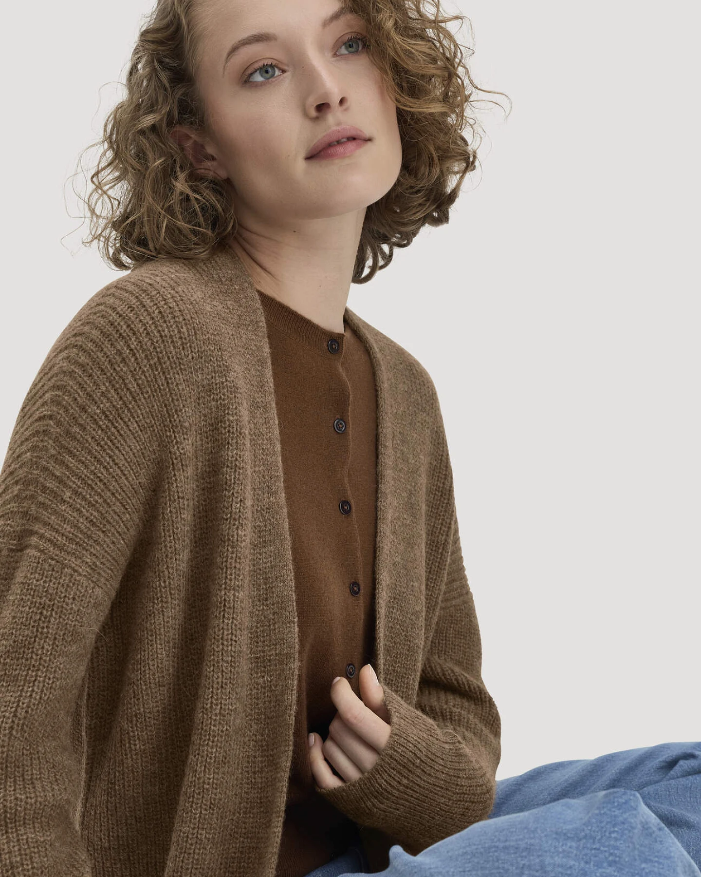 hessnatur Damen Strick Jacke Oversize aus Alpaka - braun - Größe L – Ansicht 4