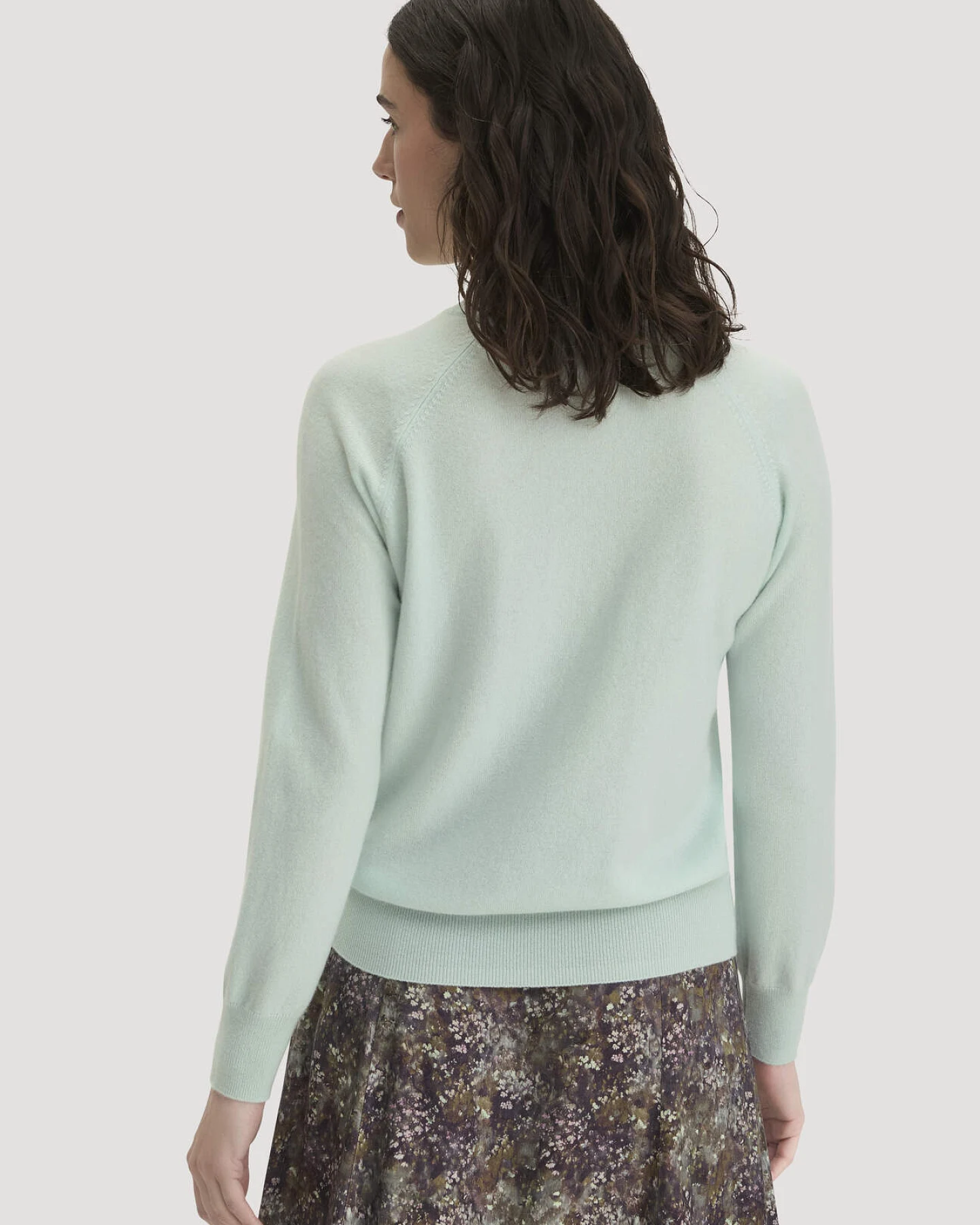 hessnatur Damen Pullover Relaxed BETTER RECYCLING aus Cashmere mit Recycling-Anteil - grün - Größe XS – Ansicht 3