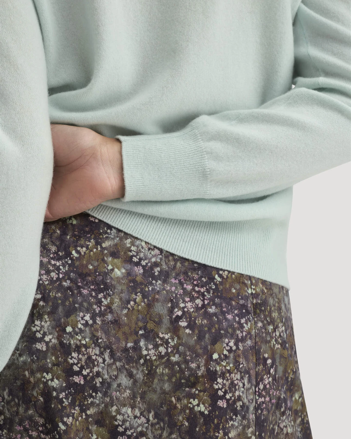 hessnatur Damen Pullover Relaxed BETTER RECYCLING aus Cashmere mit Recycling-Anteil - grün - Größe XS – Ansicht 4