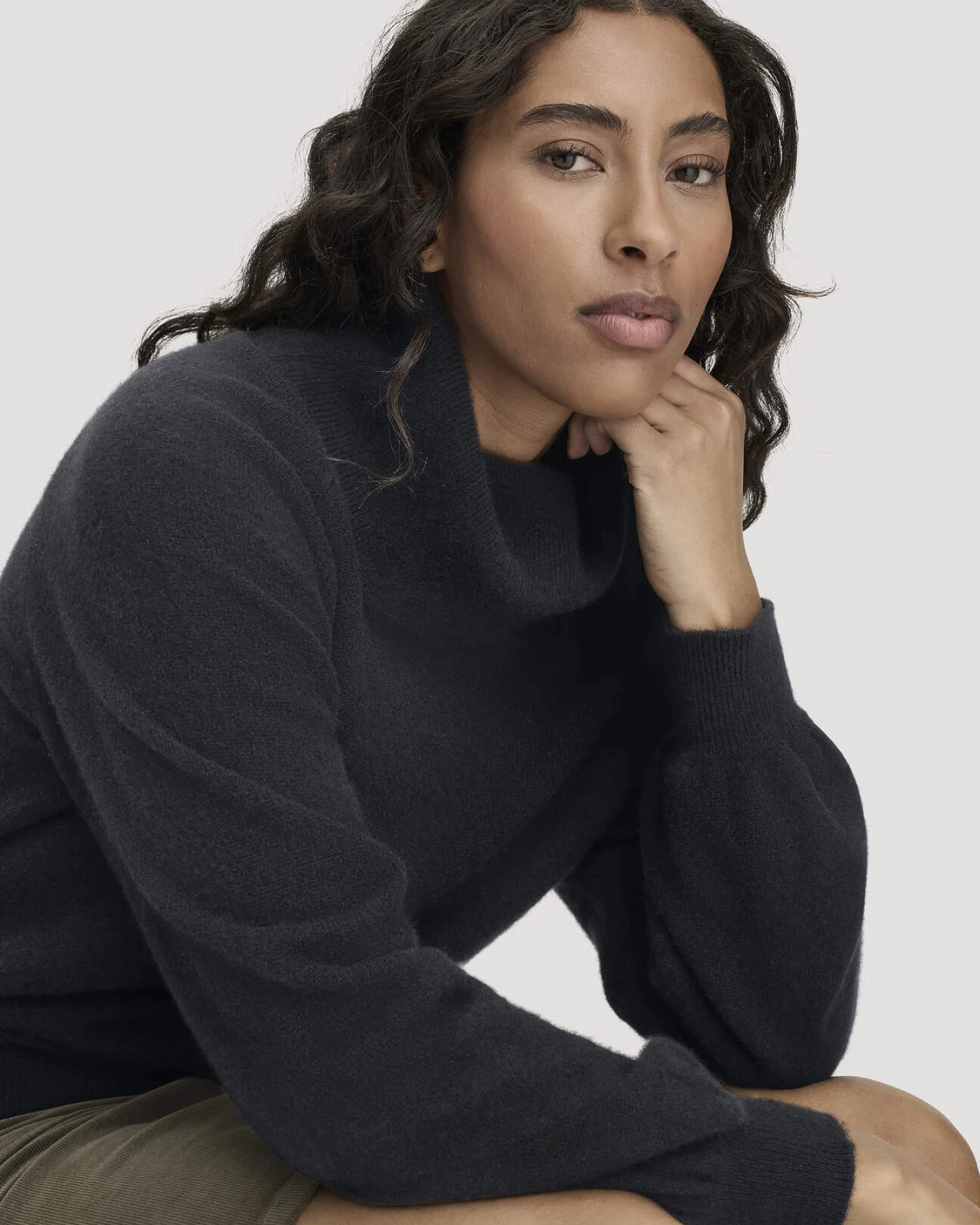hessnatur Damen Strick-Pullover Relaxed BETTER RECYCLING aus Kaschmir - schwarz - Größe M – Ansicht 4