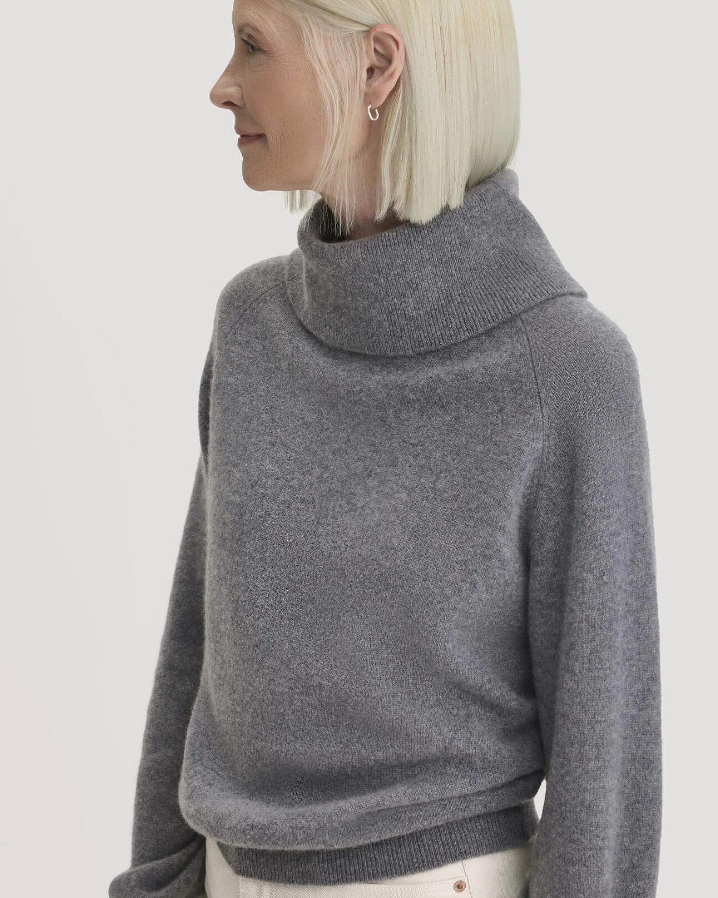 hessnatur Damen Strick-Pullover Relaxed BETTER RECYCLING aus Kaschmir - grau - Größe M – Ansicht 4