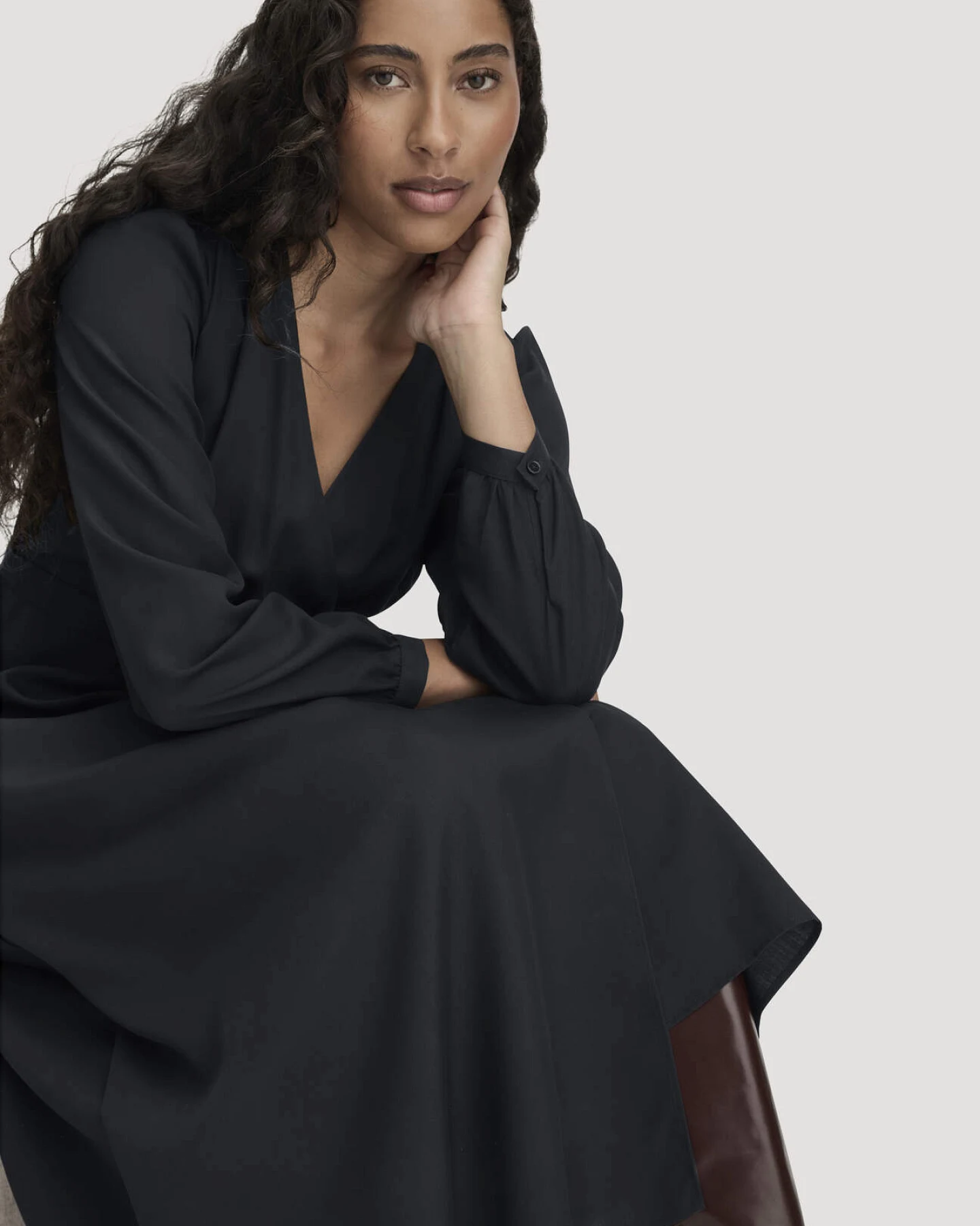 hessnatur Damen Kleid Midi Regular aus TENCEL™ Lyocell - schwarz - Größe 44 – Ansicht 4